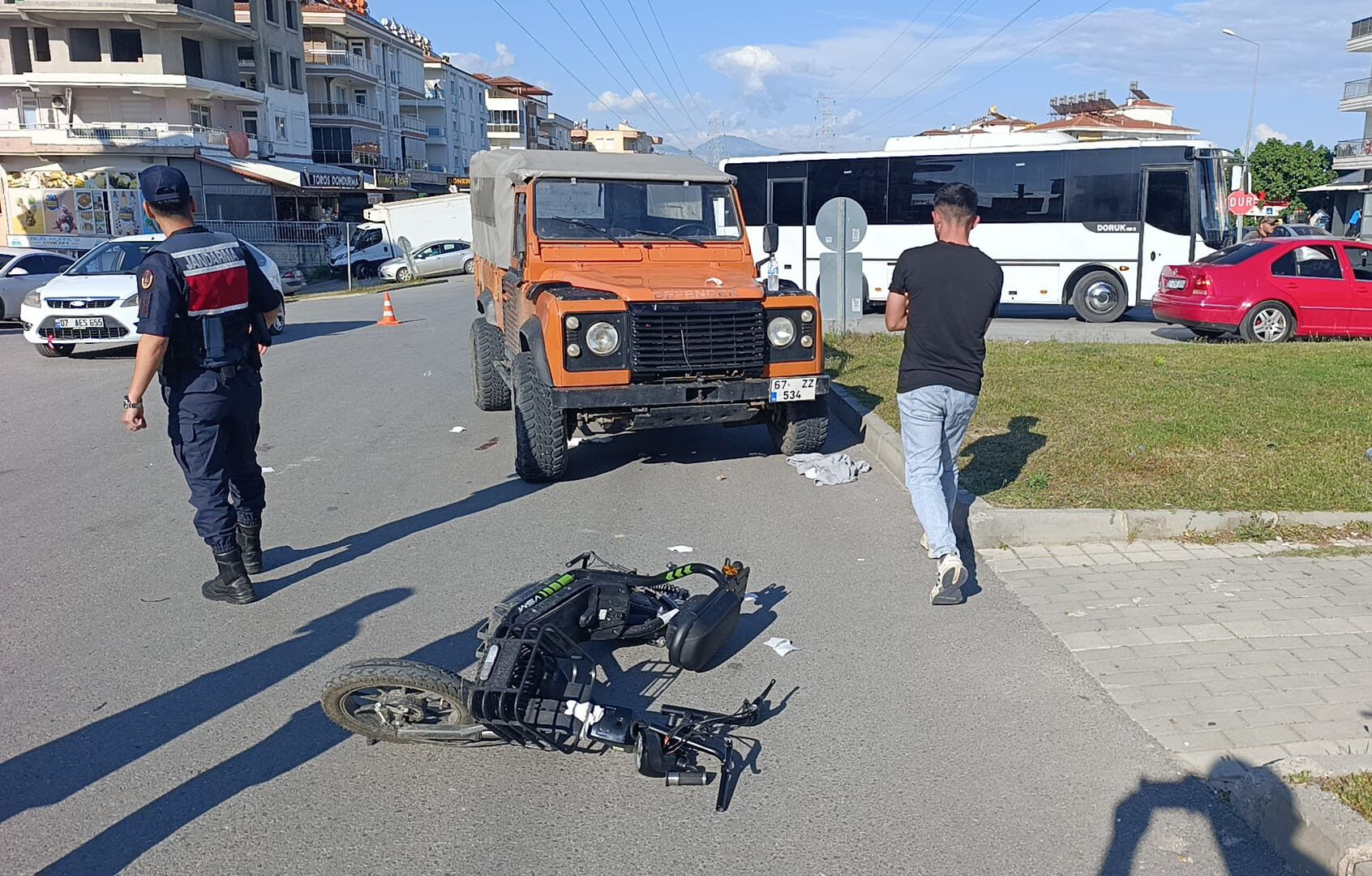Antalya’nın Manavgat Ilçesinde Tur Aracının Motorlu Bisiklete Çarpması Sonucu Meydana Gelen Kazada 1 Kişi Yaralandı (3)