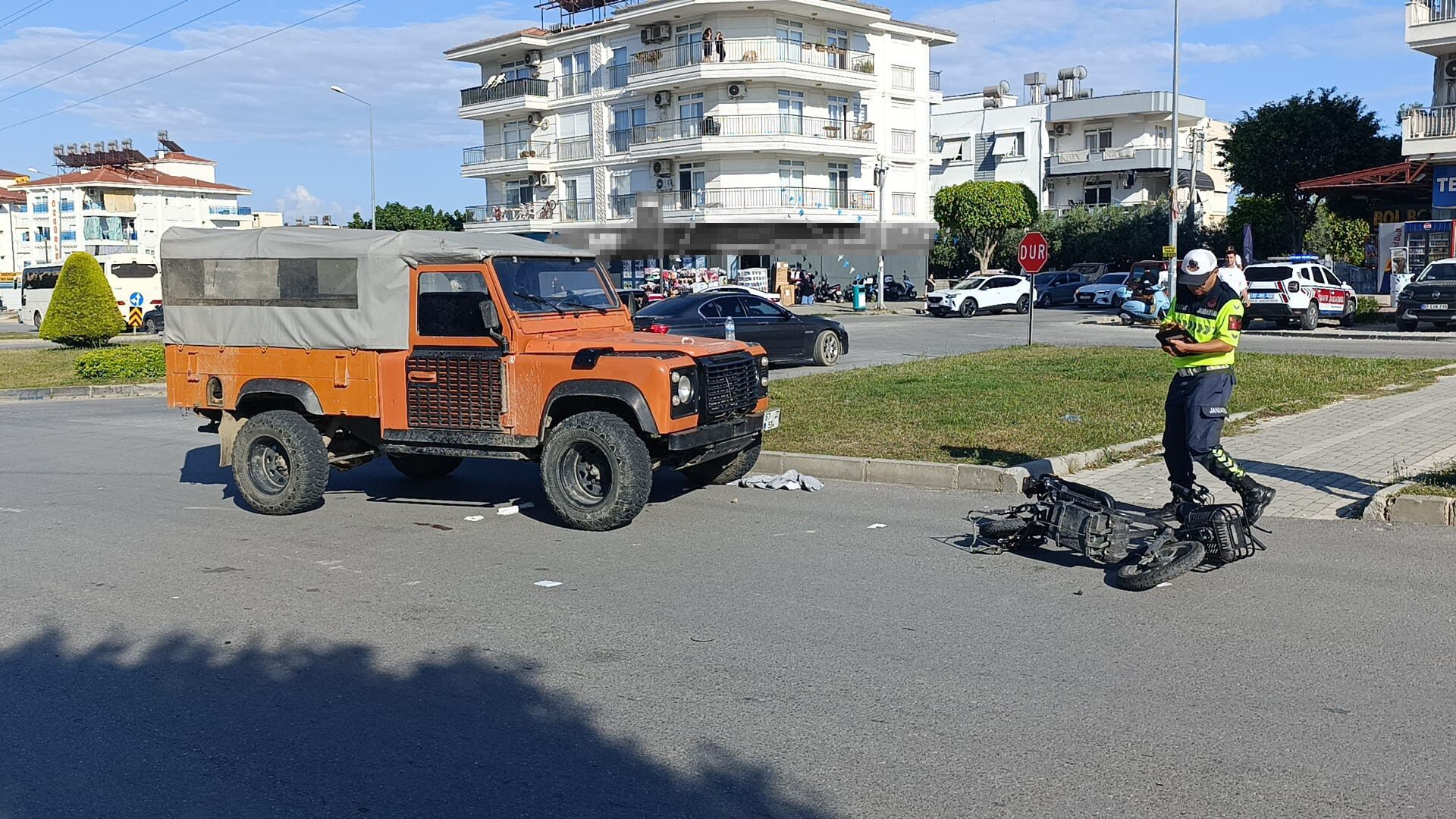 Antalya’nın Manavgat Ilçesinde Tur Aracının Motorlu Bisiklete Çarpması Sonucu Meydana Gelen Kazada 1 Kişi Yaralandı (4)