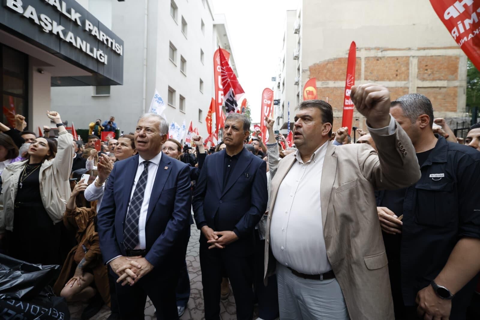 Başkan Tugay’dan İzmir’de Çağrı Yumrukları Havaya Kaldırın (1)