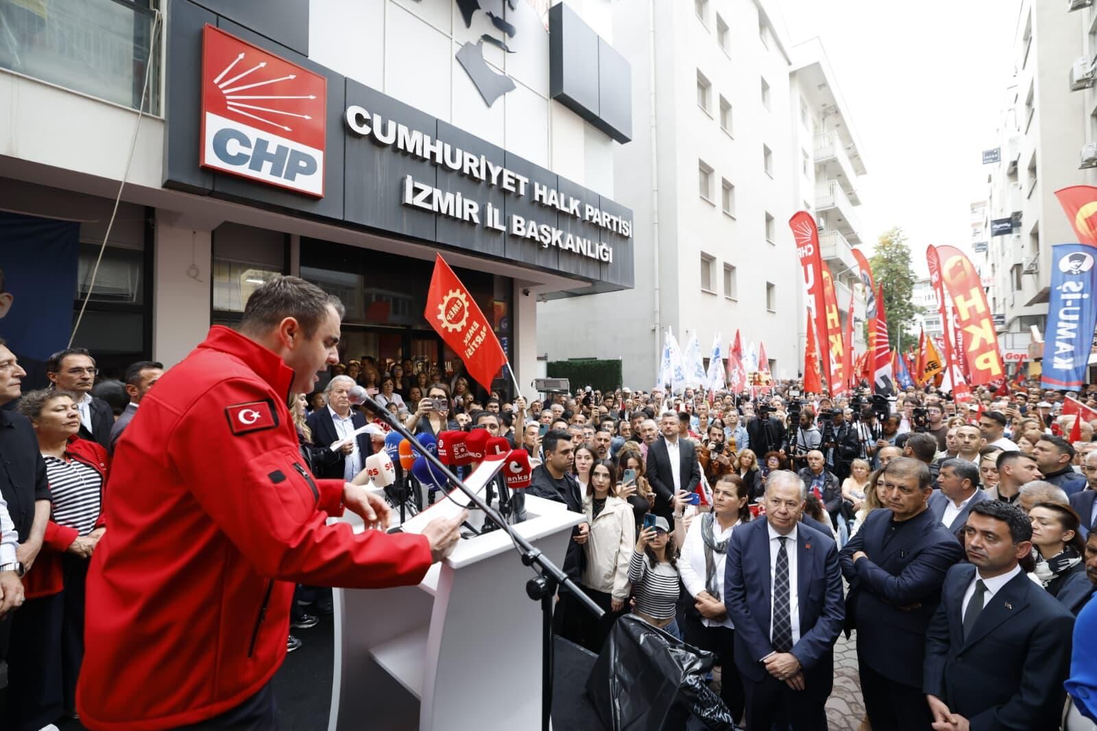 Başkan Tugay’dan İzmir’de Çağrı Yumrukları Havaya Kaldırın (10)