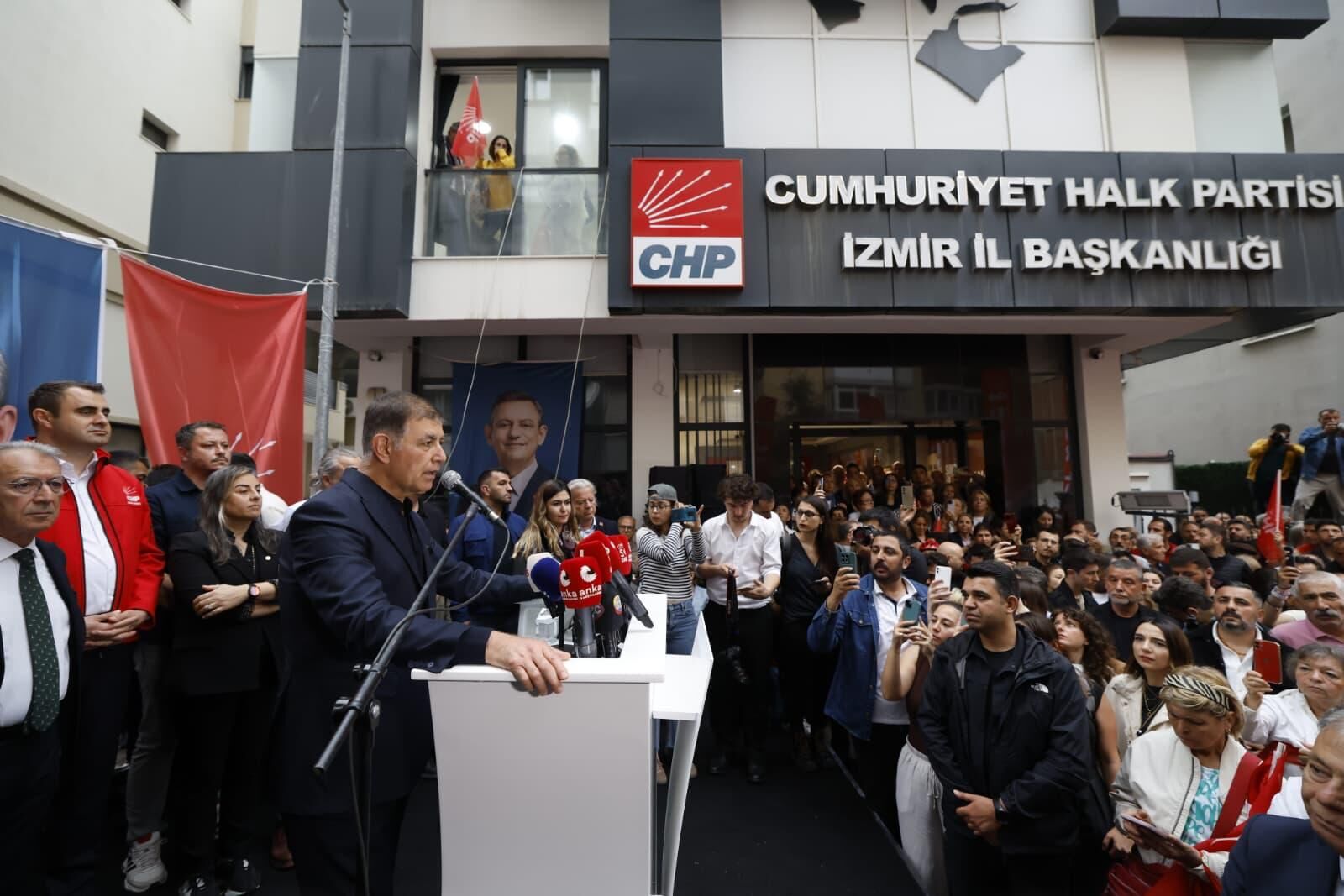 Başkan Tugay’dan İzmir’de Çağrı Yumrukları Havaya Kaldırın (5)