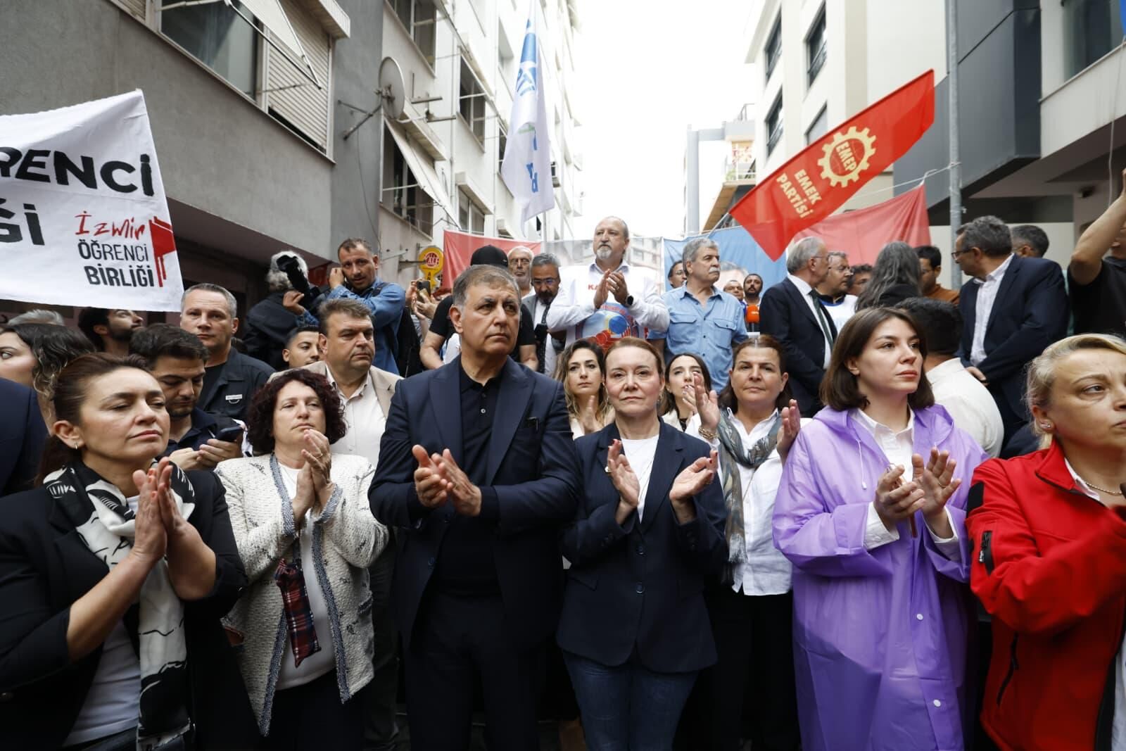 Başkan Tugay’dan İzmir’de Çağrı Yumrukları Havaya Kaldırın (7)