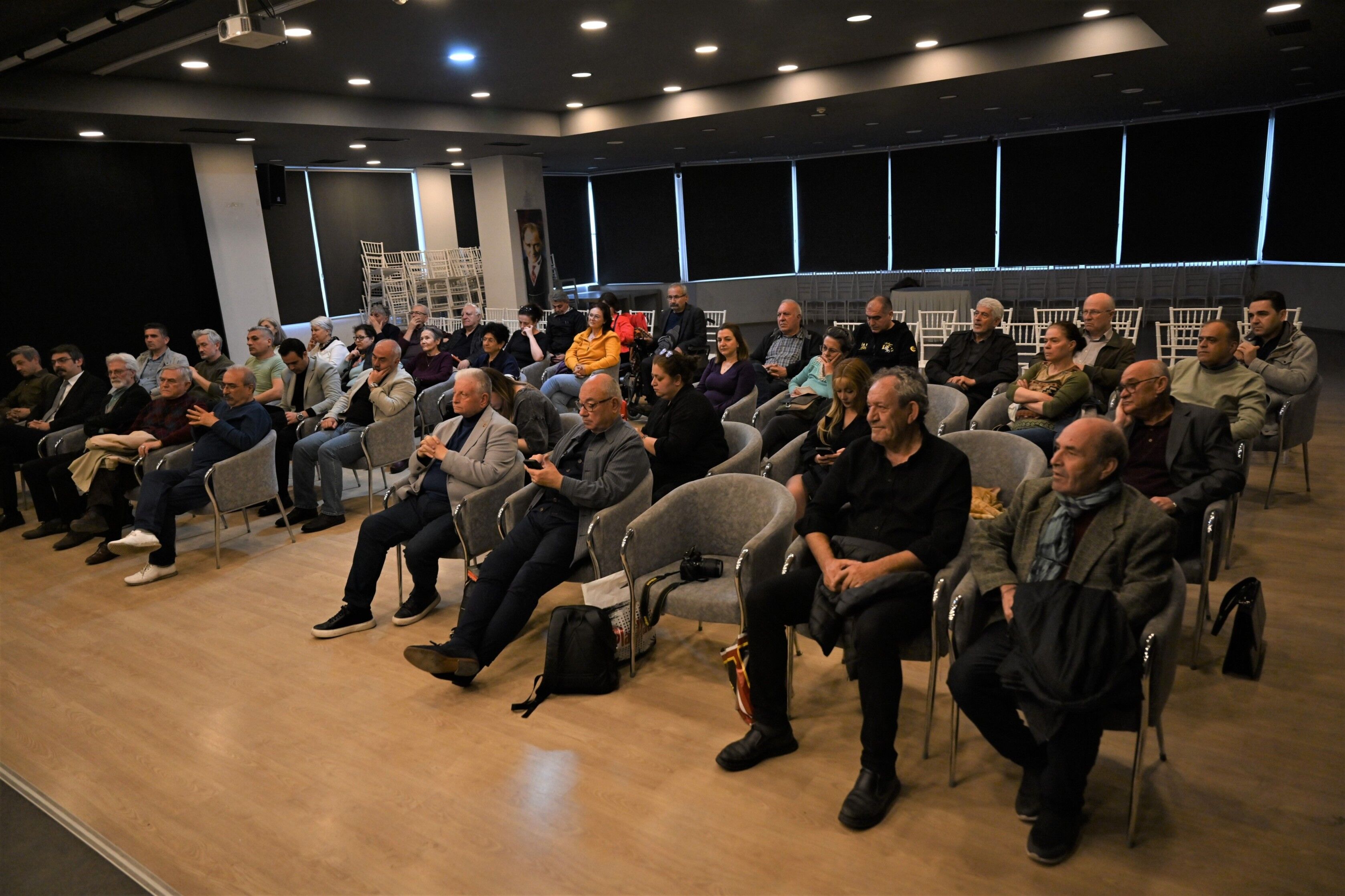Bornova’da Kent Söyleşileri kapsamında şair-yazar Ünal Ersözlü, şiiri hakikat arayışı olarak anlattı, İzmir’e aidiyetini vurguladı ve son kitabı “Böğürtlen Öpücüğü”nü katılımcılarla paylaştı.