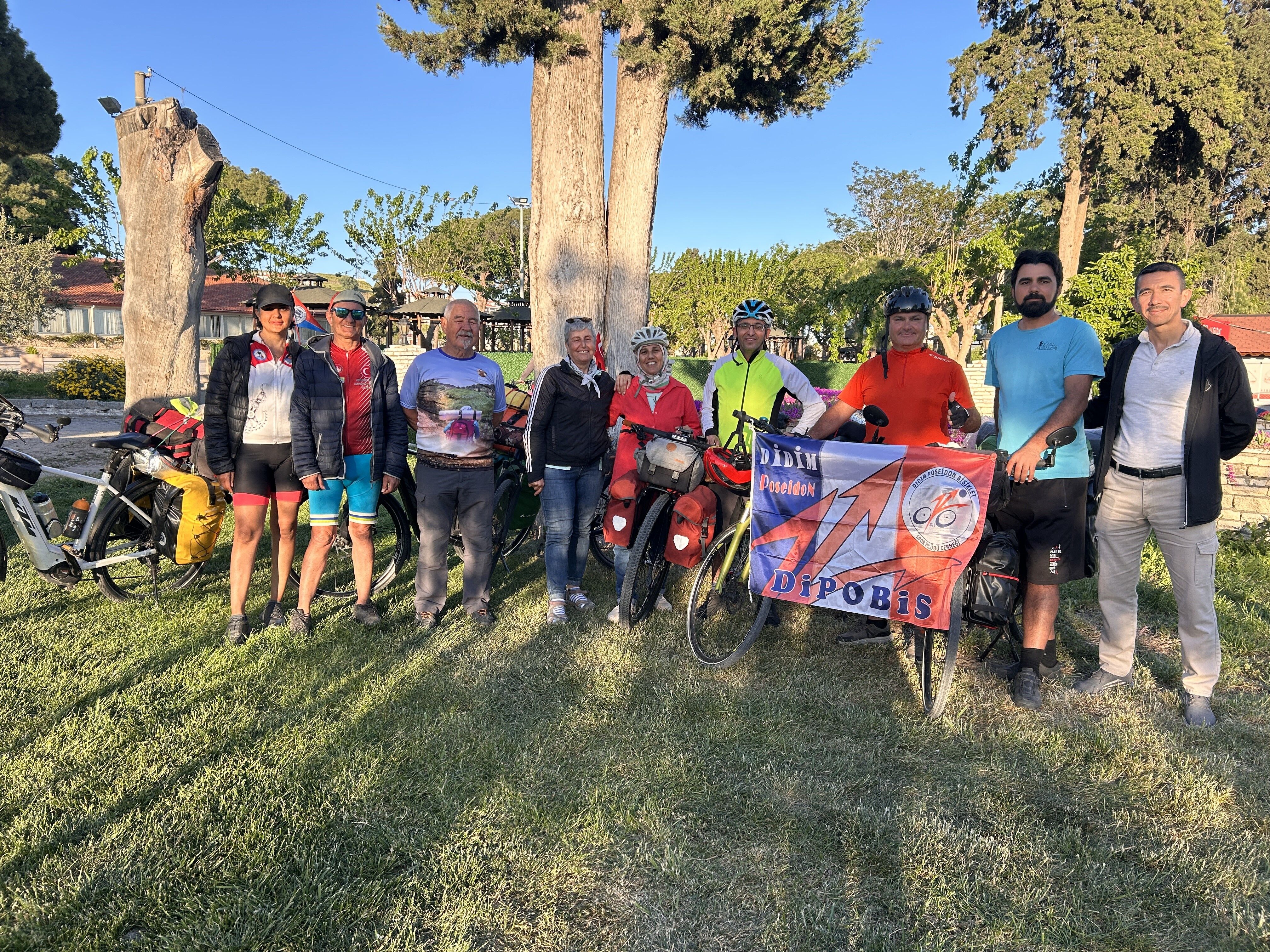 Bergama’da Düzenlenen 5. Uluslararası Bisiklet Festivali, Ankara’dan 2 Bin Kilometre Pedal Çevirerek Gelen Bisikletli Çiftin De Katılımıyla Başladı. Yüzlerce Bisikletçi Etkinlikte Buluştu (2)