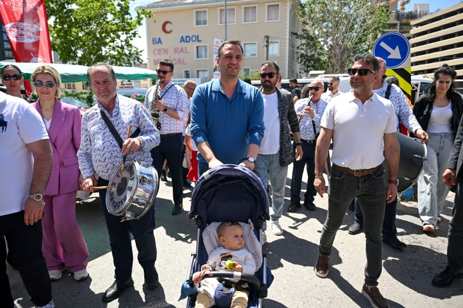 Bornova 3. Sanayi Sitesi’nde Bu Yıl Ilk Kez Düzenlenen “Sanayi Street Food Fest”, Sokak Lezzetleri, Müzik Etkinlikleri Ve Sosyal Buluşmaları Bir Araya Getirerek Yoğun Ilgi Gördü. (1)