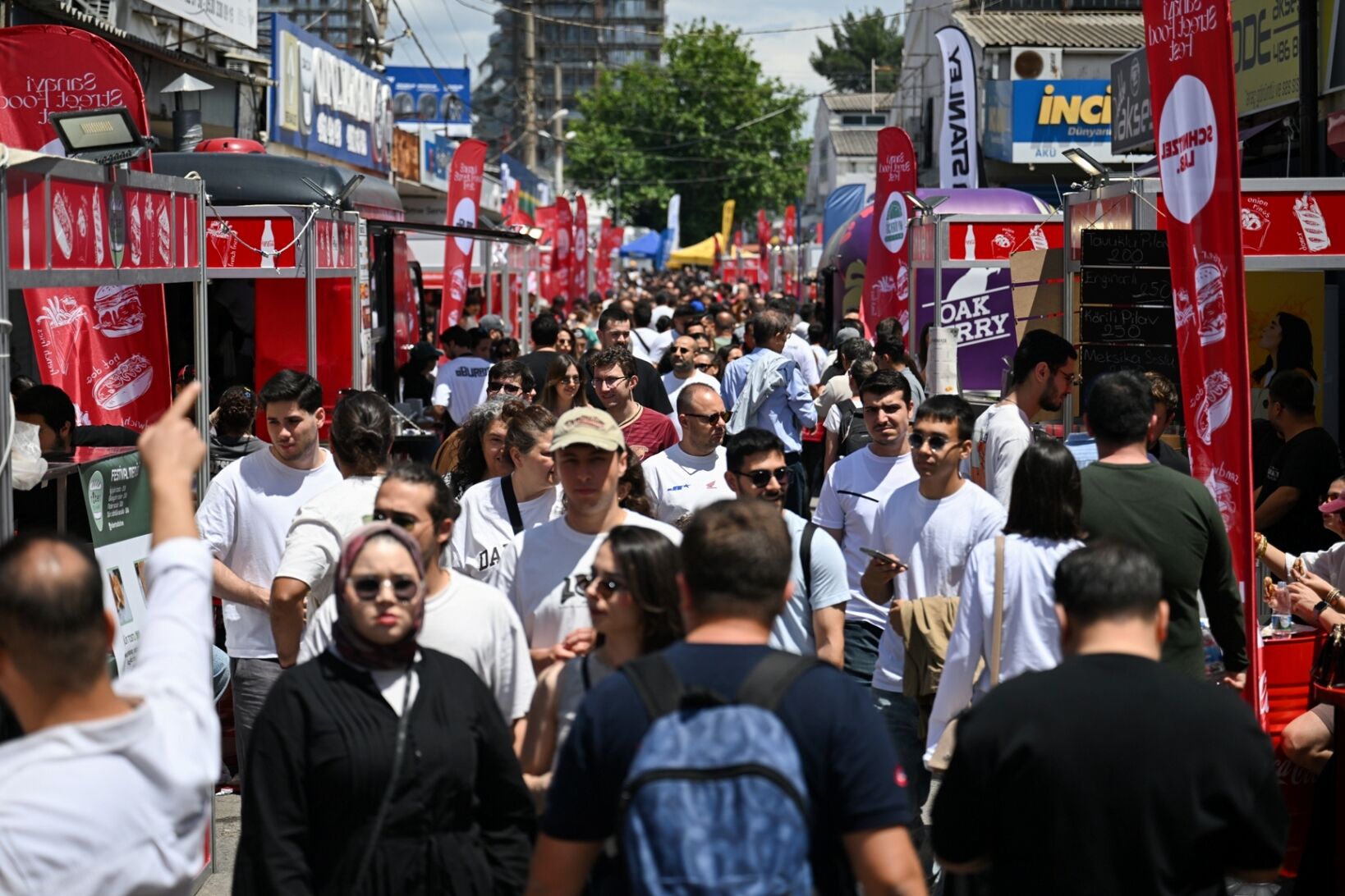 Bornova 3. Sanayi Sitesi’nde Bu Yıl Ilk Kez Düzenlenen “Sanayi Street Food Fest”, Sokak Lezzetleri, Müzik Etkinlikleri Ve Sosyal Buluşmaları Bir Araya Getirerek Yoğun Ilgi Gördü. (3)