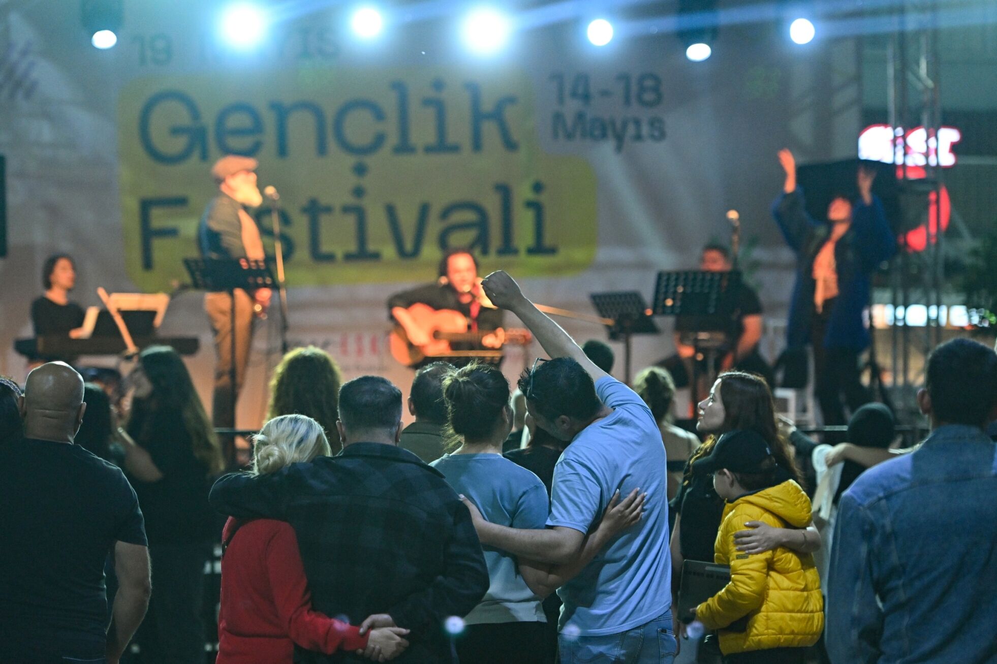Bornova Belediyesi’nin Düzenlediği 19 Mayıs Gençlik Festivali, Küçükpark Meydanı’nda Gençlerin Yoğun Katılımıyla Başladı. (3)