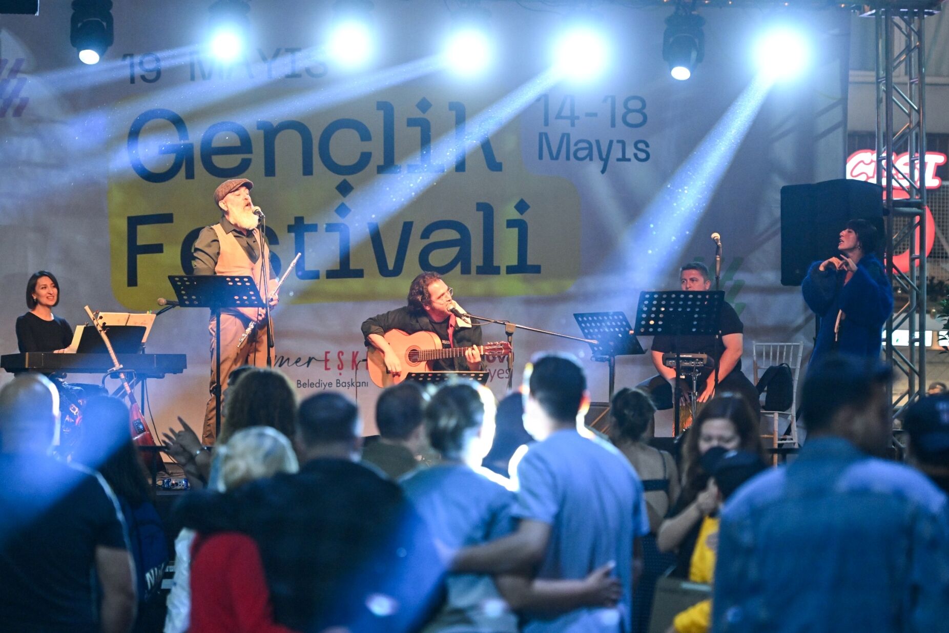 Bornova Belediyesi’nin Düzenlediği 19 Mayıs Gençlik Festivali, Küçükpark Meydanı’nda Gençlerin Yoğun Katılımıyla Başladı. (4)