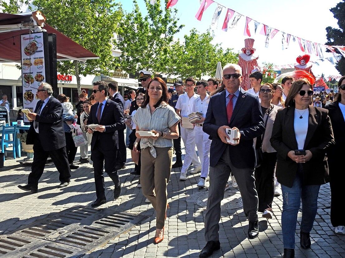 Çeşme’de Kitap Takas Şenliği Çocukların Renkli Kortejiyle Başladı (3)