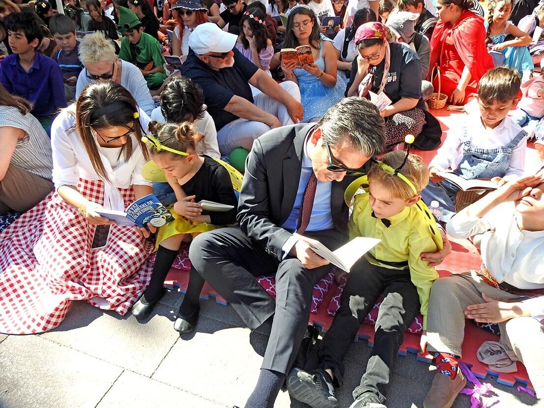Çeşme’de Kitap Takas Şenliği Çocukların Renkli Kortejiyle Başladı (4)
