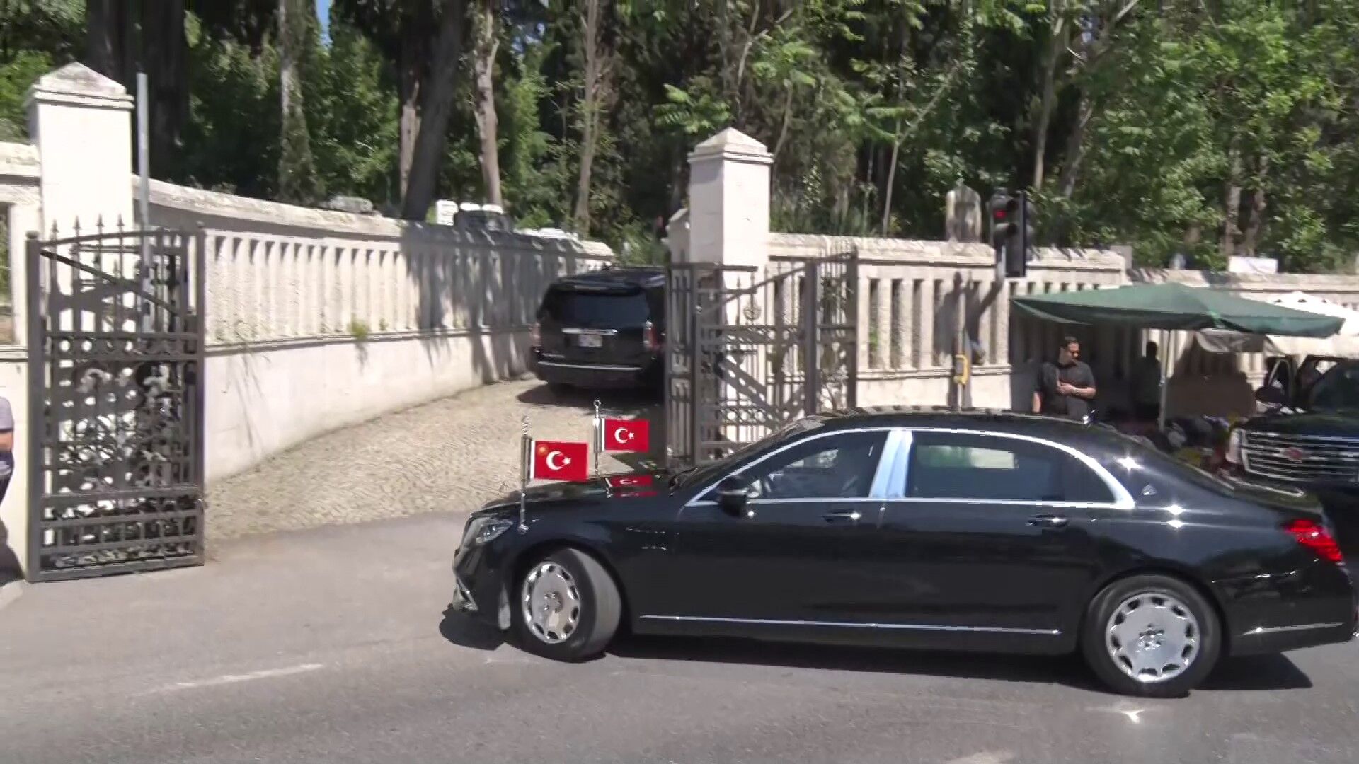 Cumhurbaşkanı Recep Tayyip Erdoğan, Kurban Bayramı Arefesinde Anne Ve Babasının Kabirlerini Ziyaret Etti (1)