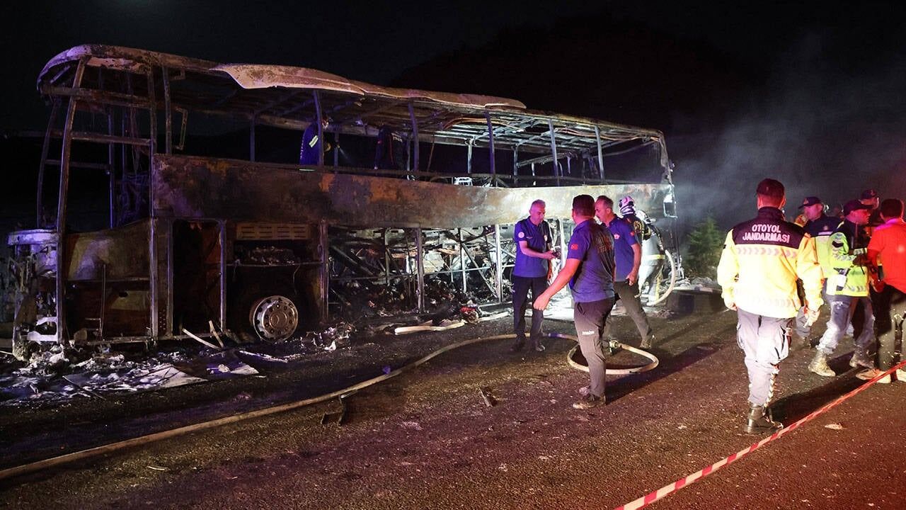 Denizli'de Bariyerlere Çarpan Yolcu Otobüsü Yandı! Çok Sayıda Ölü Ve Yaralı Var-1