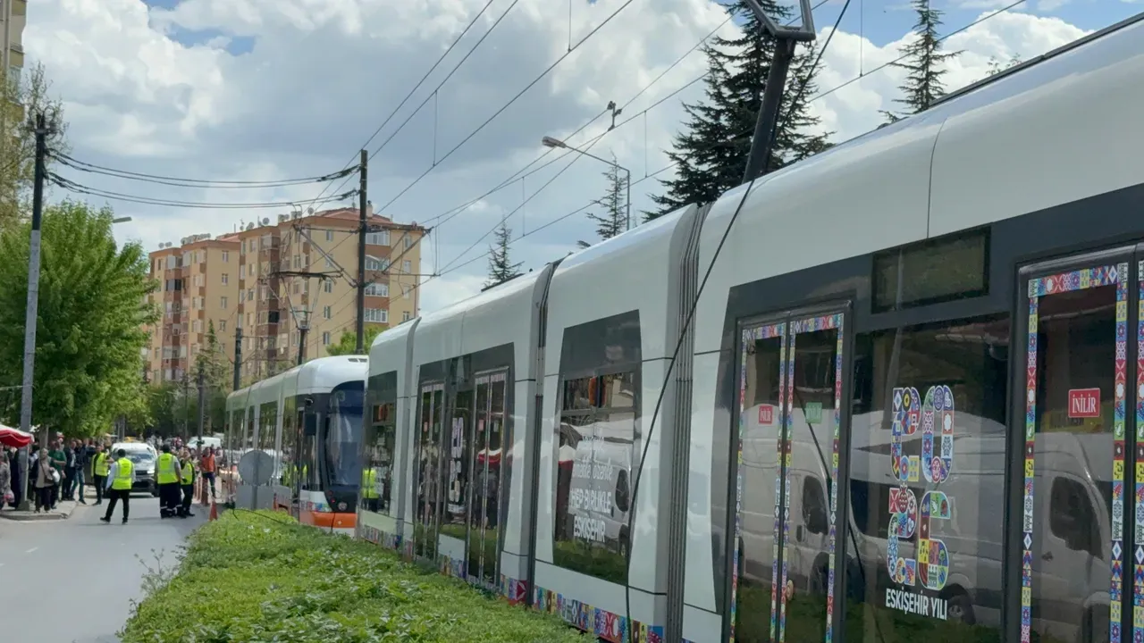 Eskişehir’de Korku Dolu Anlar Tramvayın Teli Koptu, Yolcular Tahliye Edildi! (2)