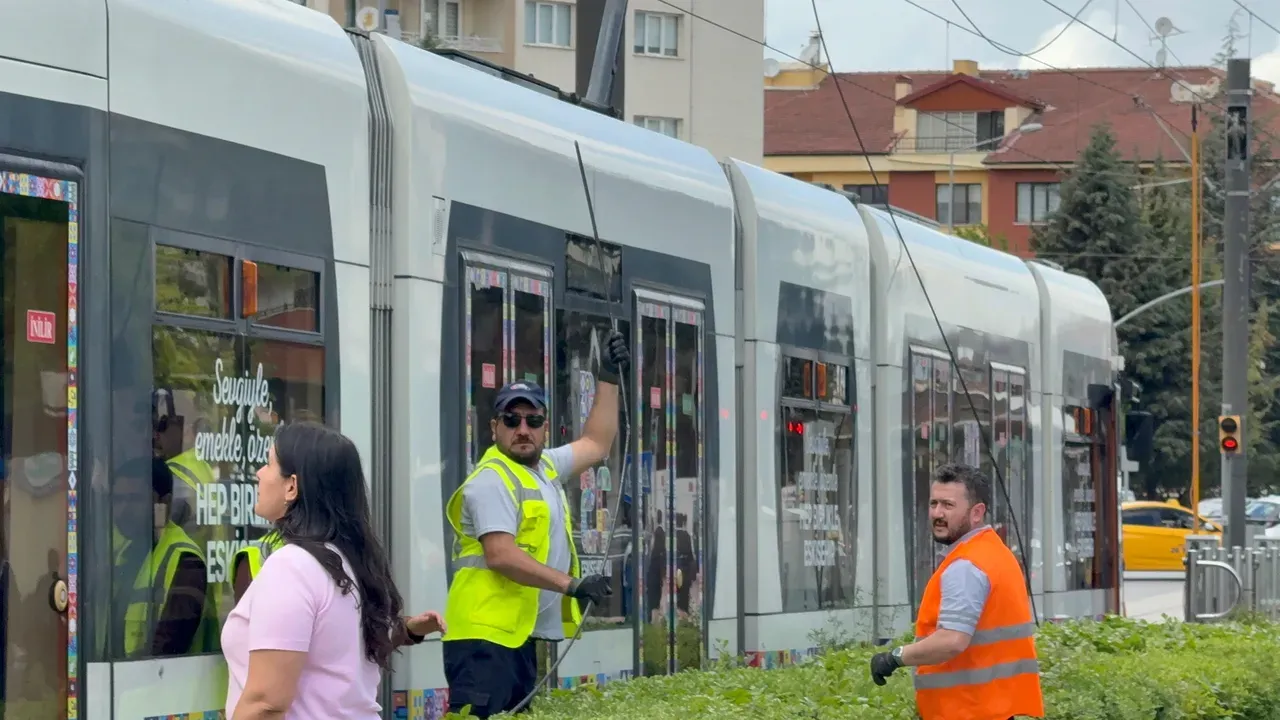 Eskişehir’de Korku Dolu Anlar Tramvayın Teli Koptu, Yolcular Tahliye Edildi! (3)