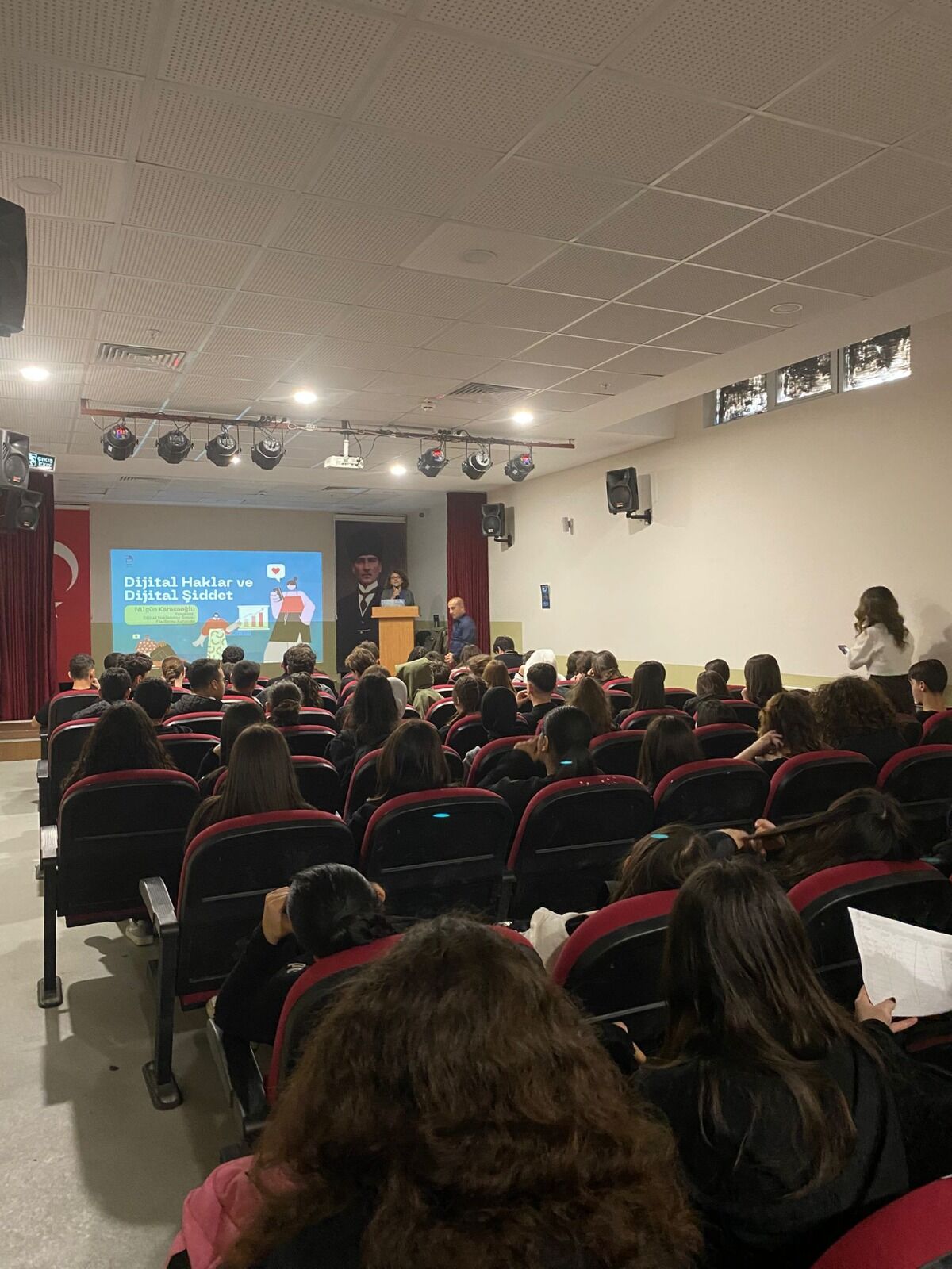 Genç İzmir Siber Zorbalığa Karşı Harekete Geçti1