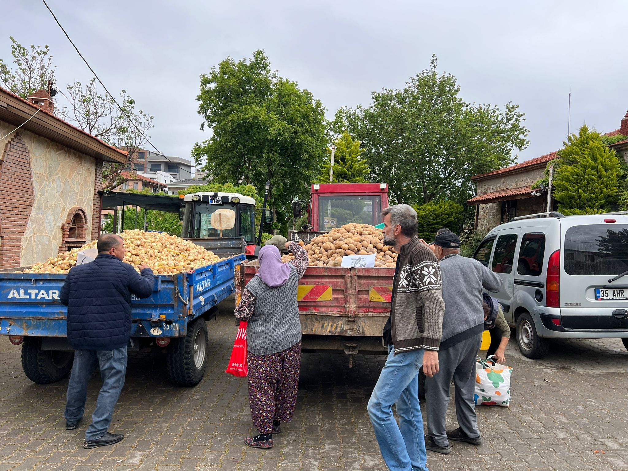 Güzelbahçe Belediyesi'nden Gıda Yardımı Üreticiden Alındı, Vatandaşa Ücretsiz Ulaştırıldı (2)
