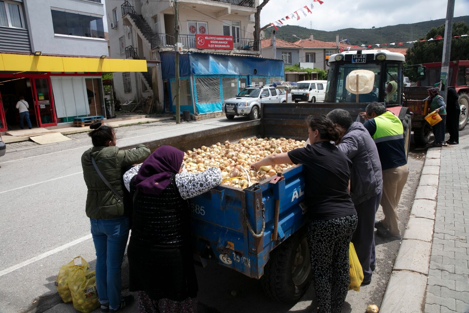 Güzelbahçe Belediyesi'nden Gıda Yardımı Üreticiden Alındı, Vatandaşa Ücretsiz Ulaştırıldı (4)