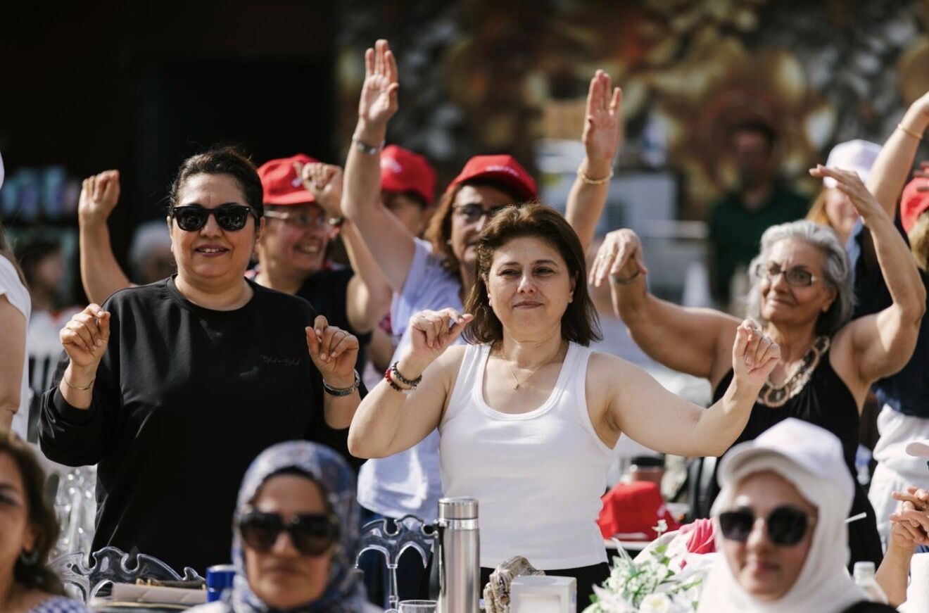Balçova Belediyesi’nin Anneler Günü dolayısıyla düzenlediği kadınlar matinesi, ilçede renkli görüntülere sahne oldu.