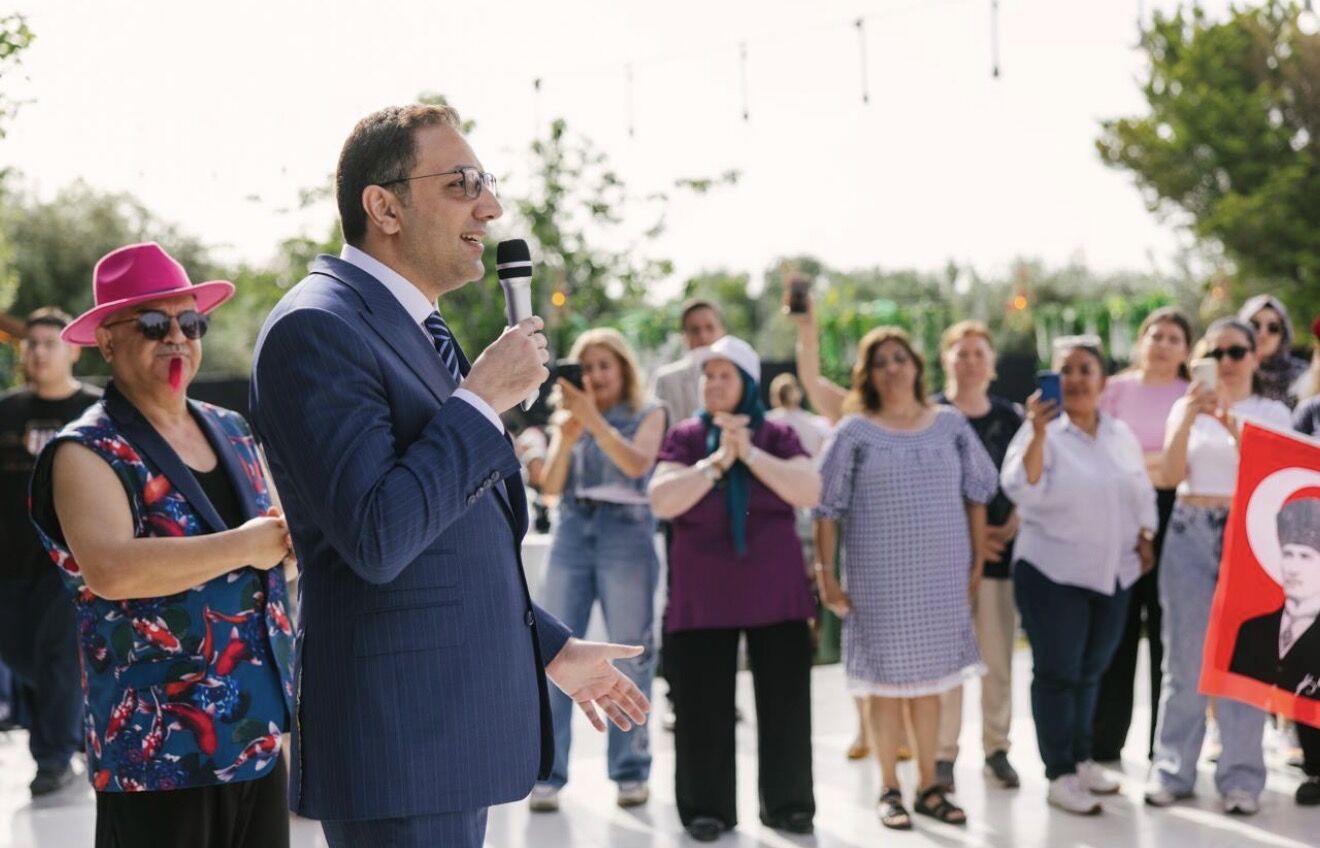 Balçova Belediyesi’nin Anneler Günü dolayısıyla düzenlediği kadınlar matinesi, ilçede renkli görüntülere sahne oldu.