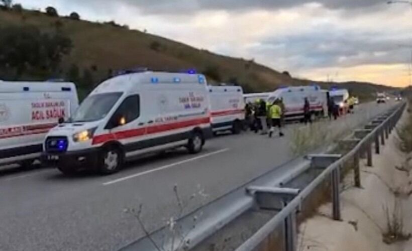 İstanbul İzmir Otoyolu'nda Feci Kaza! Yolcu Otobüsü Devrildi (1)-1