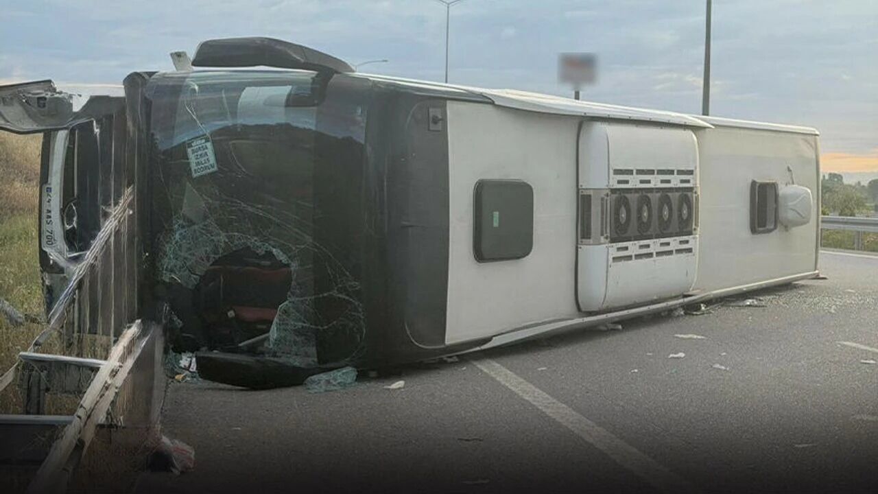 İstanbul İzmir Otoyolu'nda Feci Kaza! Yolcu Otobüsü Devrildi (2)