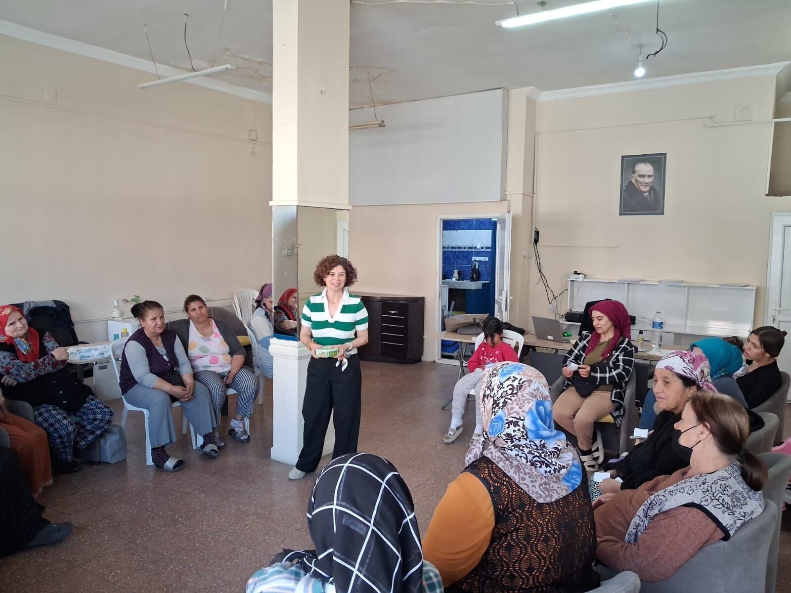 İzmir Büyükşehir Belediyesi’nin Kadın Sağlığı Seminerleri, 30 Ilçede Kadınların Sağlık Alanında Doğru Bilgiye Erişimini Desteklemeyi Hedefliyor (4)