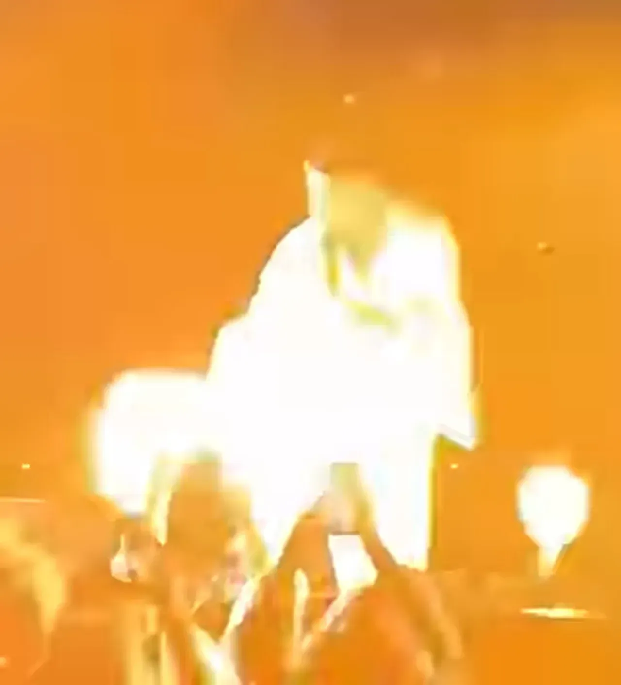 İzmir Konserinde Tan Taşçı'ya Sahne Şoku! Alevler Yüzüne Sıçradı1