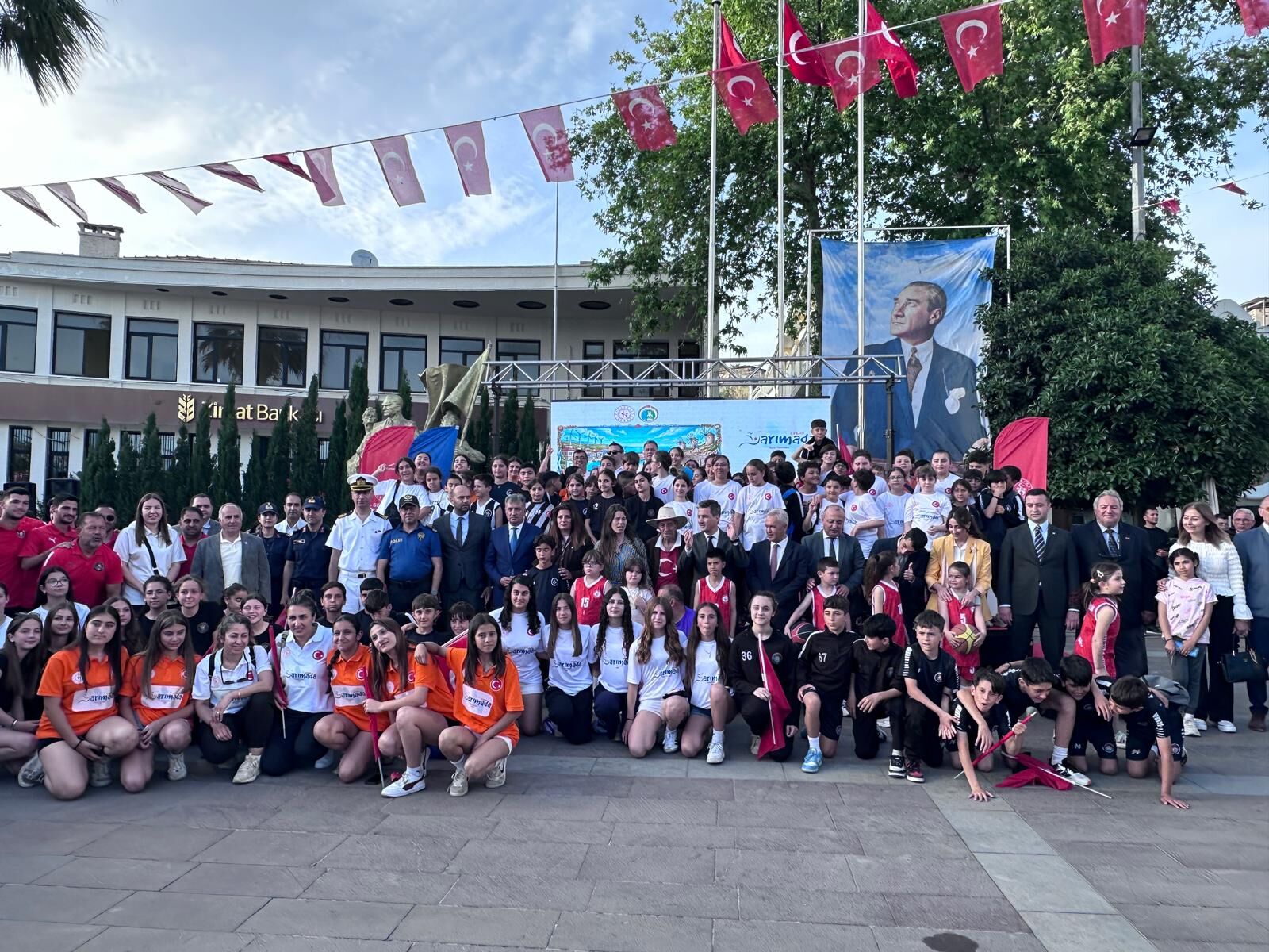 İzmir Valiliği Himayesinde, Çeşme Belediyesi Ve Çeşme Kaymakamlığı Ev Sahipliğinde Düzenlenen 19. Yarımada Spor Oyunları, Mehmetçik Parkı’ndan Başlayan Kortej Yürüyüşü Ve Cumhuriyet Meydanı’nda Gerçekleştirilen Görkemli (4)