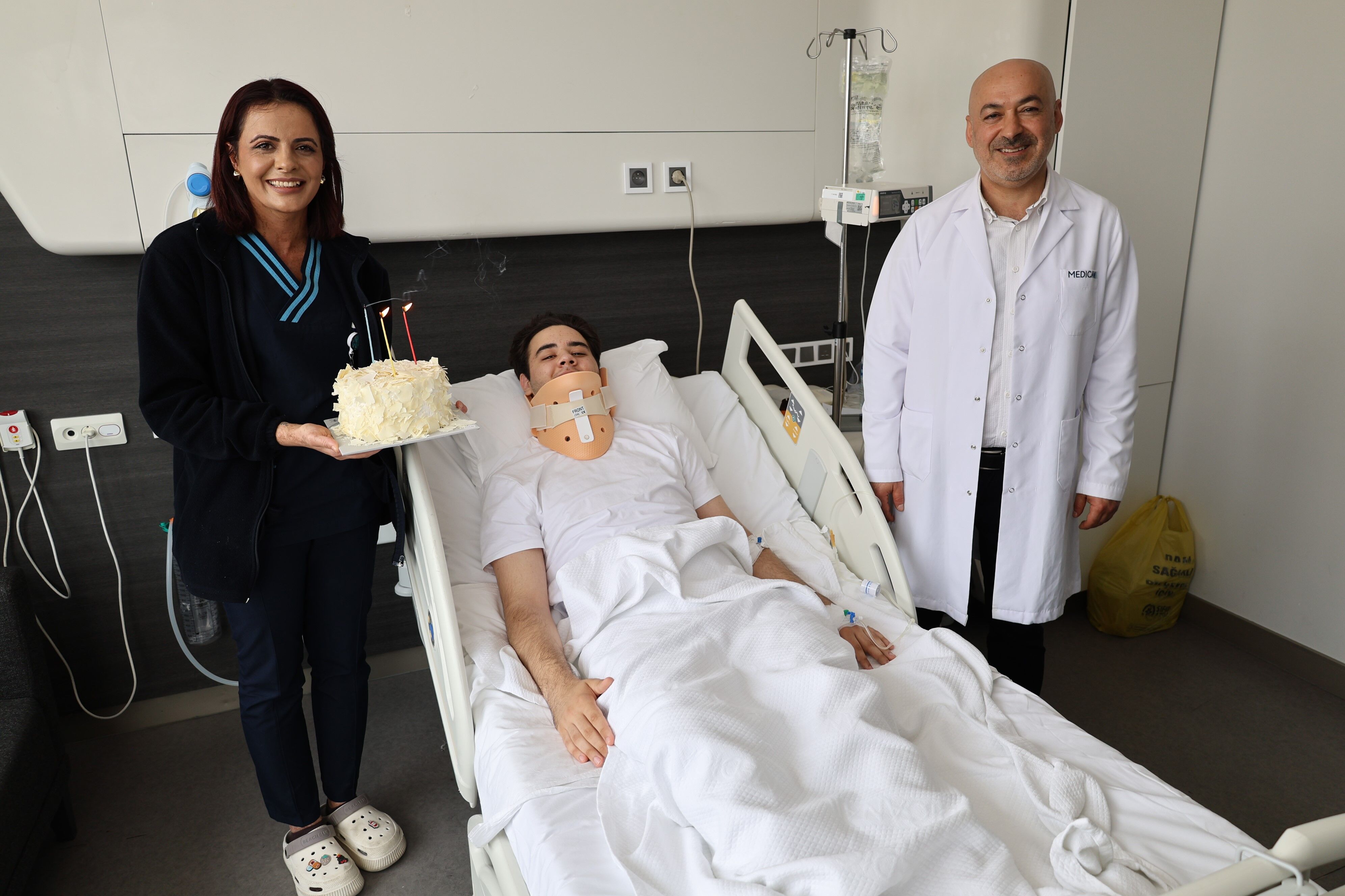 İzmir’de Boyun Ağrısıyla Başvuran 16 Yaşındaki Hasta, Omurilik Tümörü Ameliyatı Sonrası Kısa Sürede Ayağa Kalktı, Doğum Gününü Doktoruyla Kutladı (1)