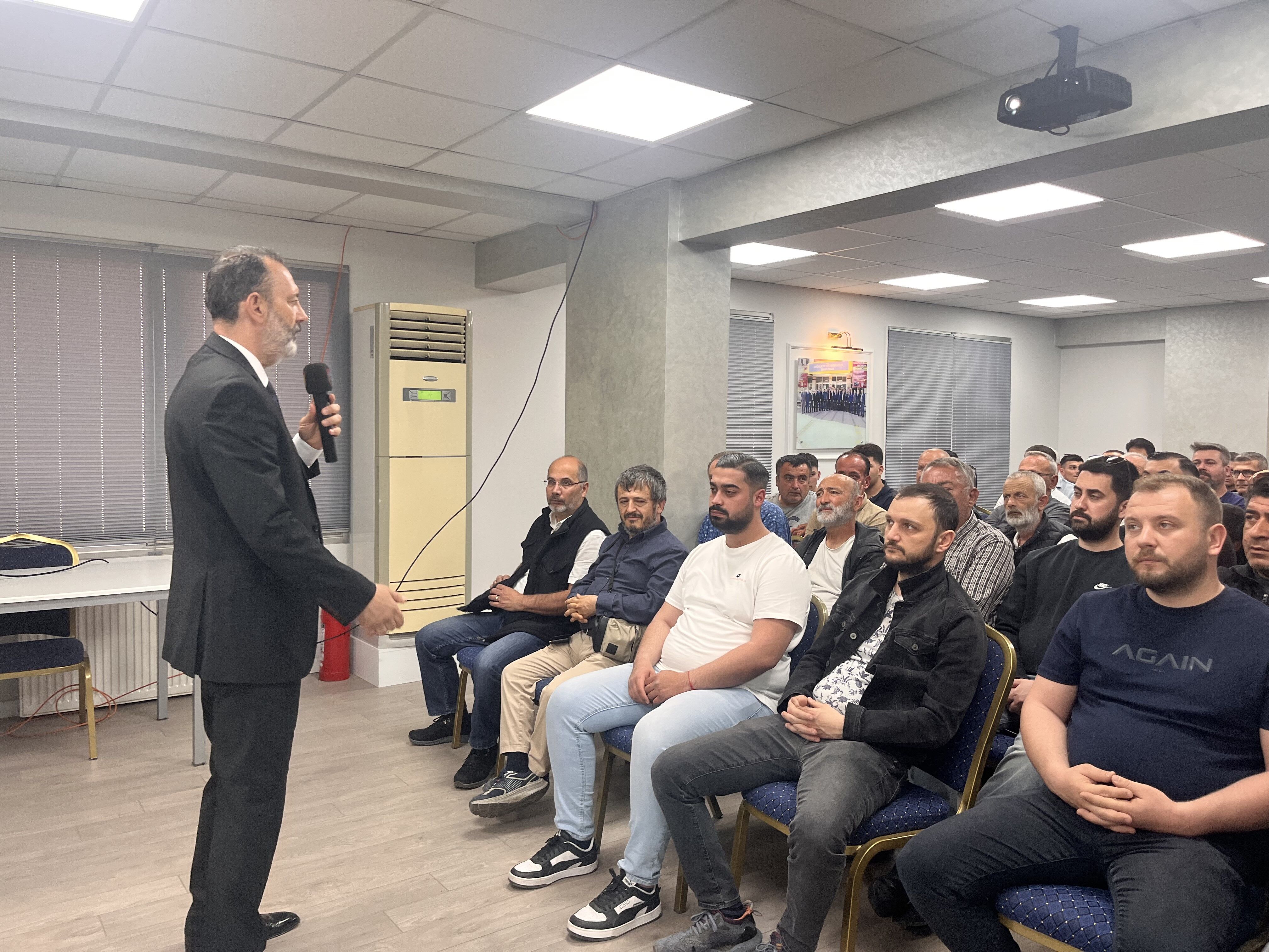 İzmir’de Taksicilikte Yeni Dönem Şoförlere Kapsamlı Eğitim Programı Başlatıldı (1)