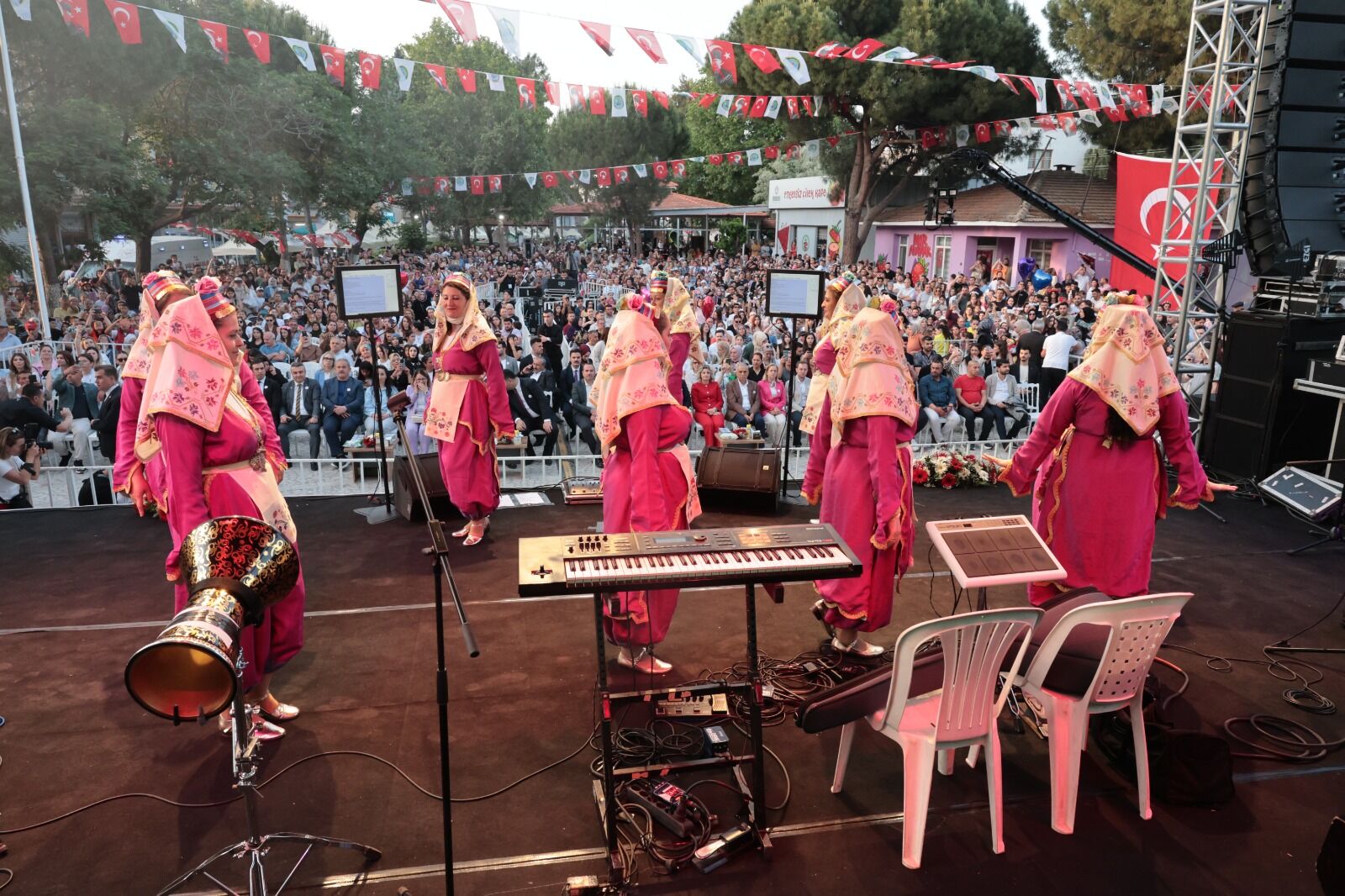 İzmir’in Menemen Ilçesine Bağlı Emiralem, Bu Yıl Da Çileğin Kokusu Ve Müzikle Buluştuğu Büyük Festivale Hazırlanıyor. (1)