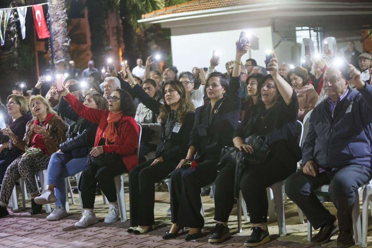 Karabağlar Belediyesi, Üç Fidan Parkı’nda Deniz Gezmiş, Hüseyin İnan ve Yusuf Aslan’ı idam edilişlerinin yıl dönümünde düzenlenen törenle andı Yoğun katılımla gerçekleşti.