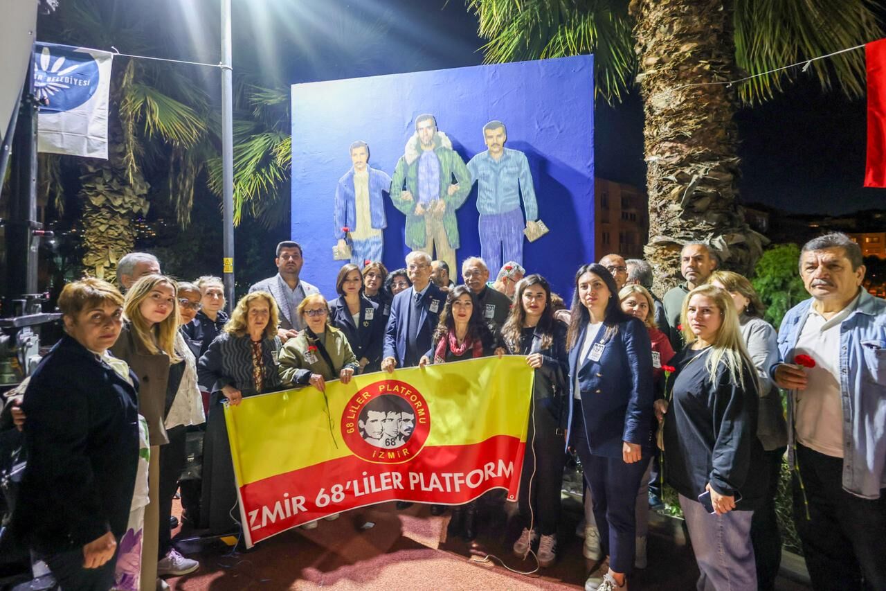 Karabağlar Belediyesi, Üç Fidan Parkı’nda Deniz Gezmiş, Hüseyin İnan ve Yusuf Aslan’ı idam edilişlerinin yıl dönümünde düzenlenen törenle andı Yoğun katılımla gerçekleşti.