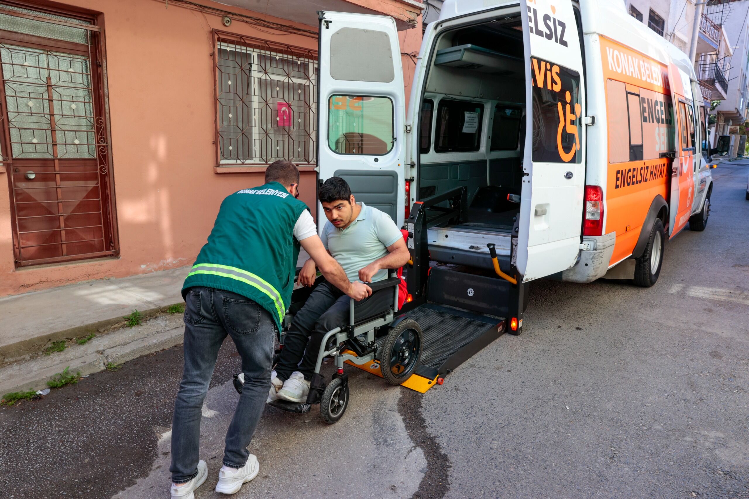 Konak’ın ‘Engelsiz Servis’i Yüzleri Güldürmeye Devam Ediyor (4)
