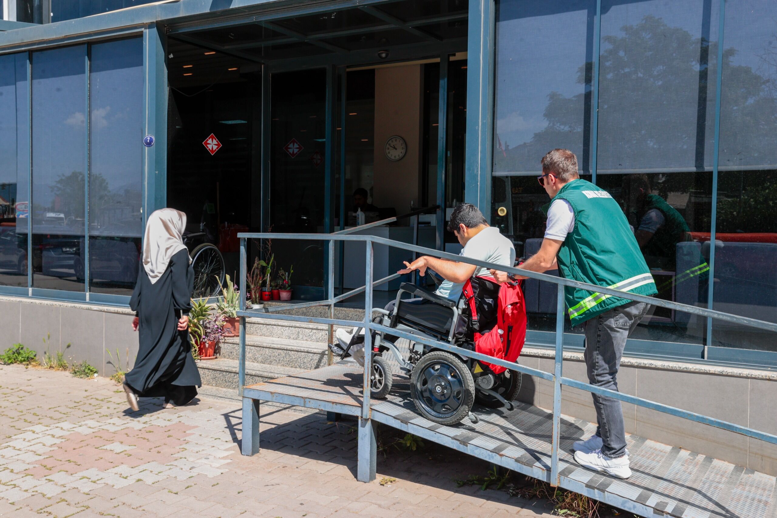 Konak’ın ‘Engelsiz Servis’i Yüzleri Güldürmeye Devam Ediyor (5)