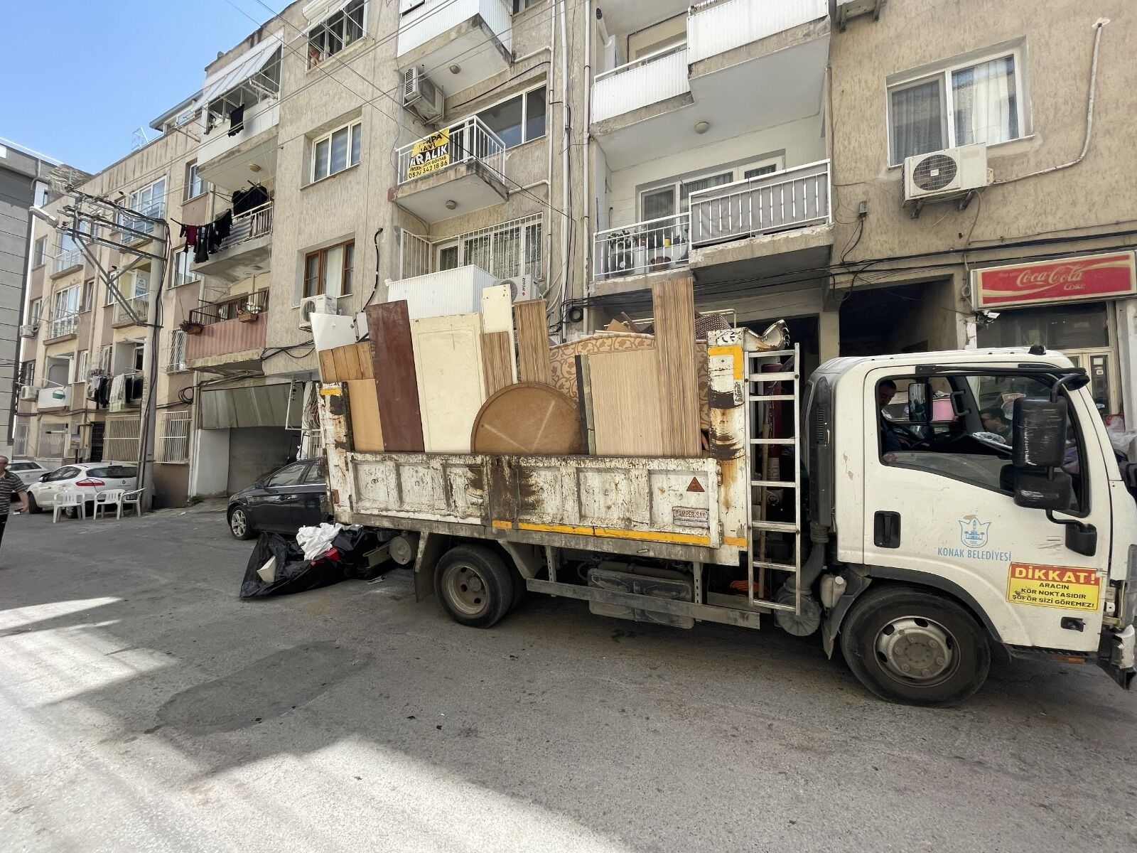 Konak’ta Çöp Eve Geçit Verilmedi 10 Ton Atık Çıkarıldı (3)