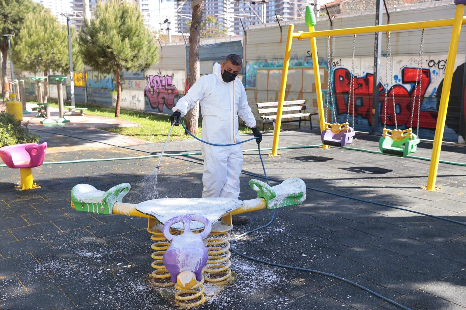 Konak’ta Oyun Alanları Temizleniyor (3)