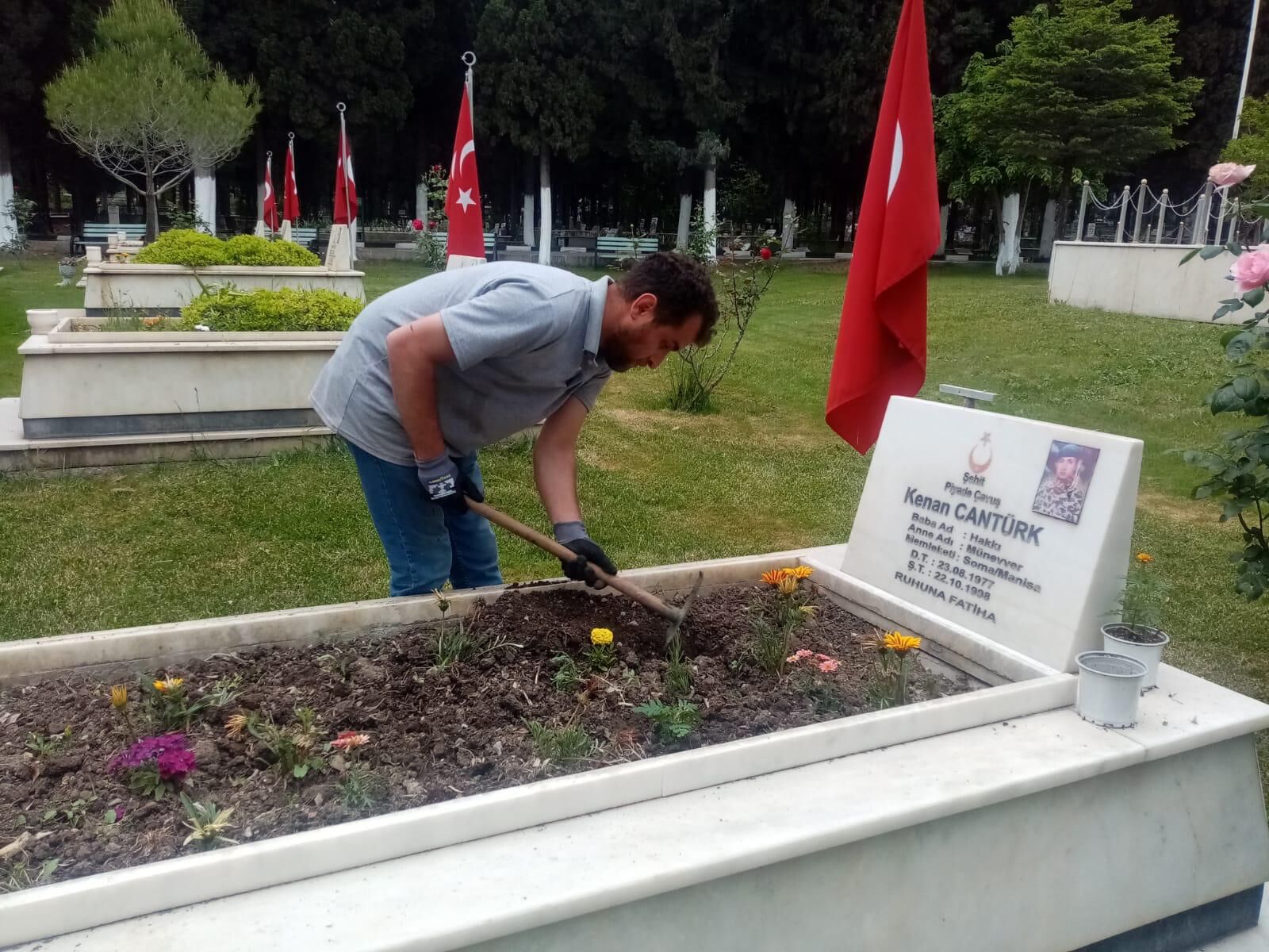 Manisa’da Bayram Öncesi Mezarlıklar Bakıma Alındı (3)