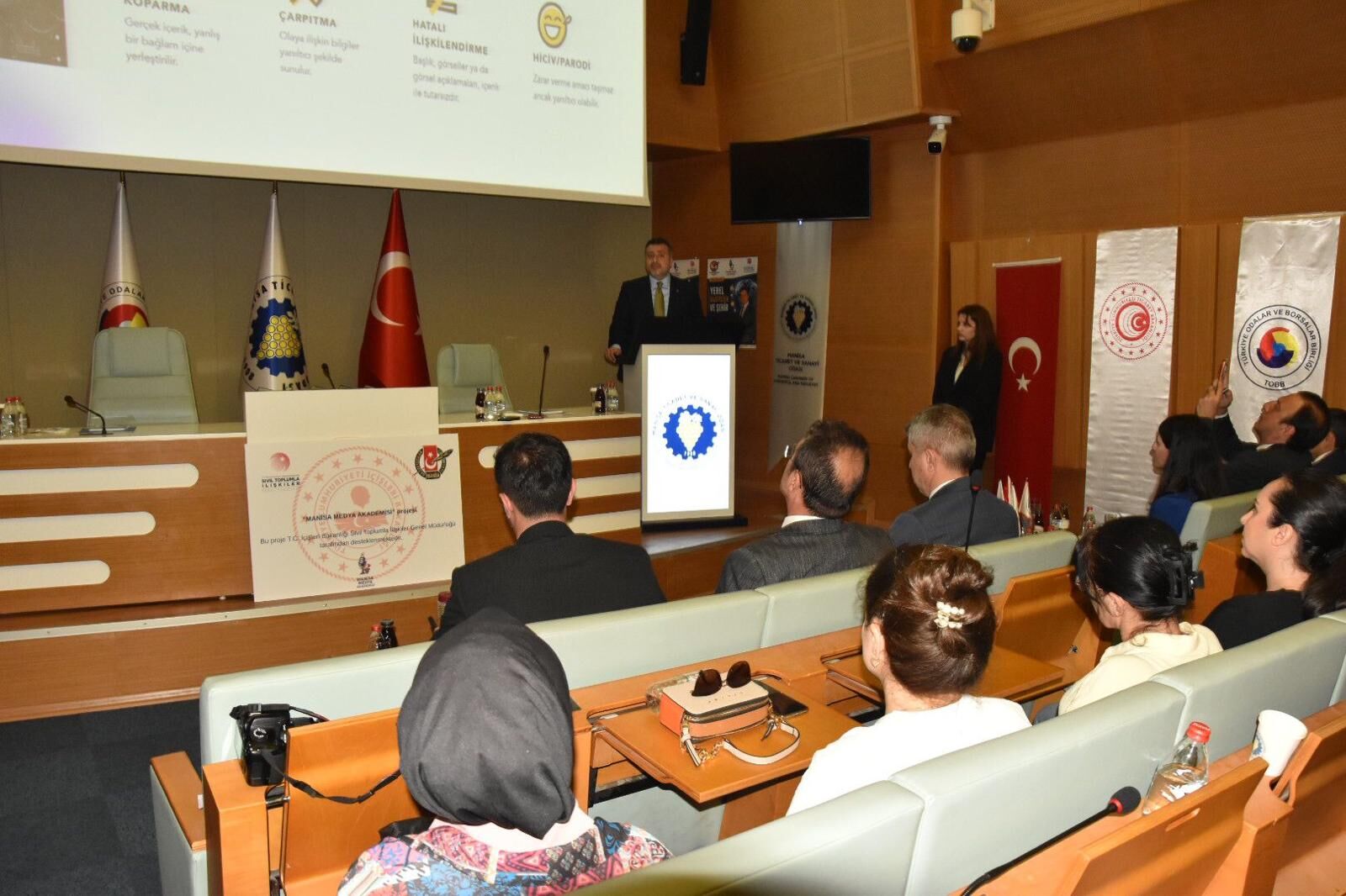 Manisa’da Medya Akademisi Söyleşisi Gazeteciliğin Geleceği Masada (1)