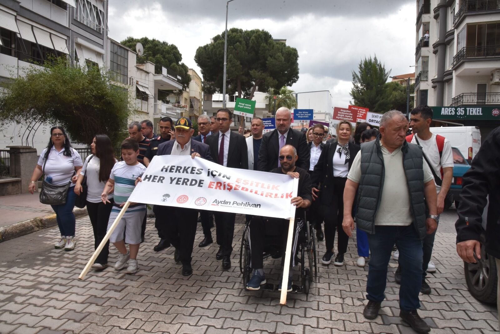 Menemen Belediyesi Tarafından Engelliler Haftası Kapsamında Düzenlenen Farkındalık Yürüyüşünde, Engelli Bireylerin Toplumsal Yaşama Katılımına Dikkat Çekildi. (4)