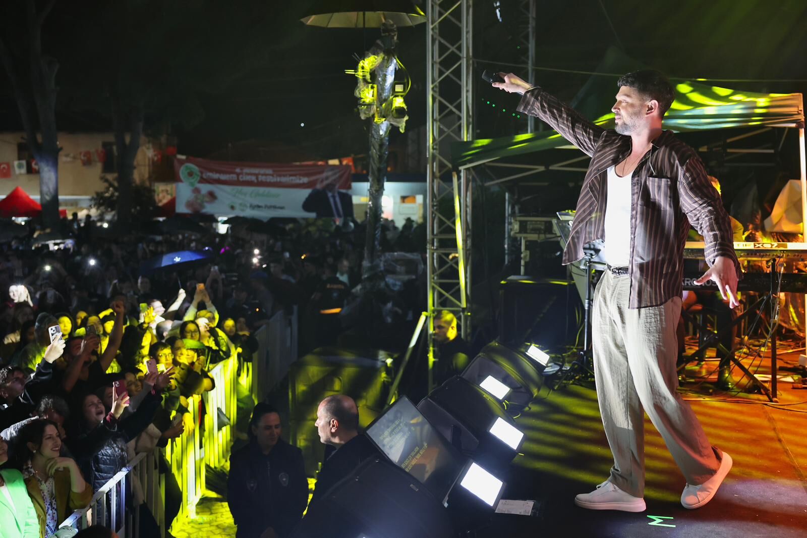 Menemen’de Düzenlenen 16. Uluslararası Emiralem Çilek Festivali, Ikinci Gününde De Yoğun Katılımla Sürdü. (8)