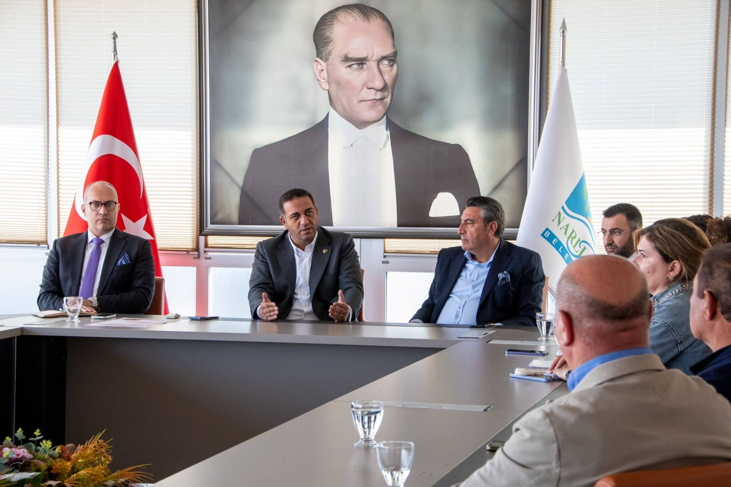Narlıdere Belediye Başkanı Erman Uzun, Mahalle Muhtarlarıyla Ortak Akıl Toplantısında Bir Araya Geldi. Talepler Değerlendirildi, Iş Birliği Vurgulandı (2)