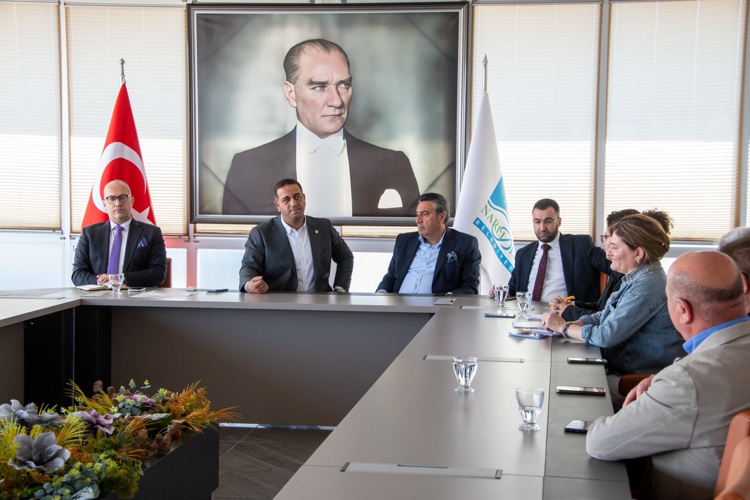 Narlıdere Belediye Başkanı Erman Uzun, Mahalle Muhtarlarıyla Ortak Akıl Toplantısında Bir Araya Geldi. Talepler Değerlendirildi, Iş Birliği Vurgulandı (4)