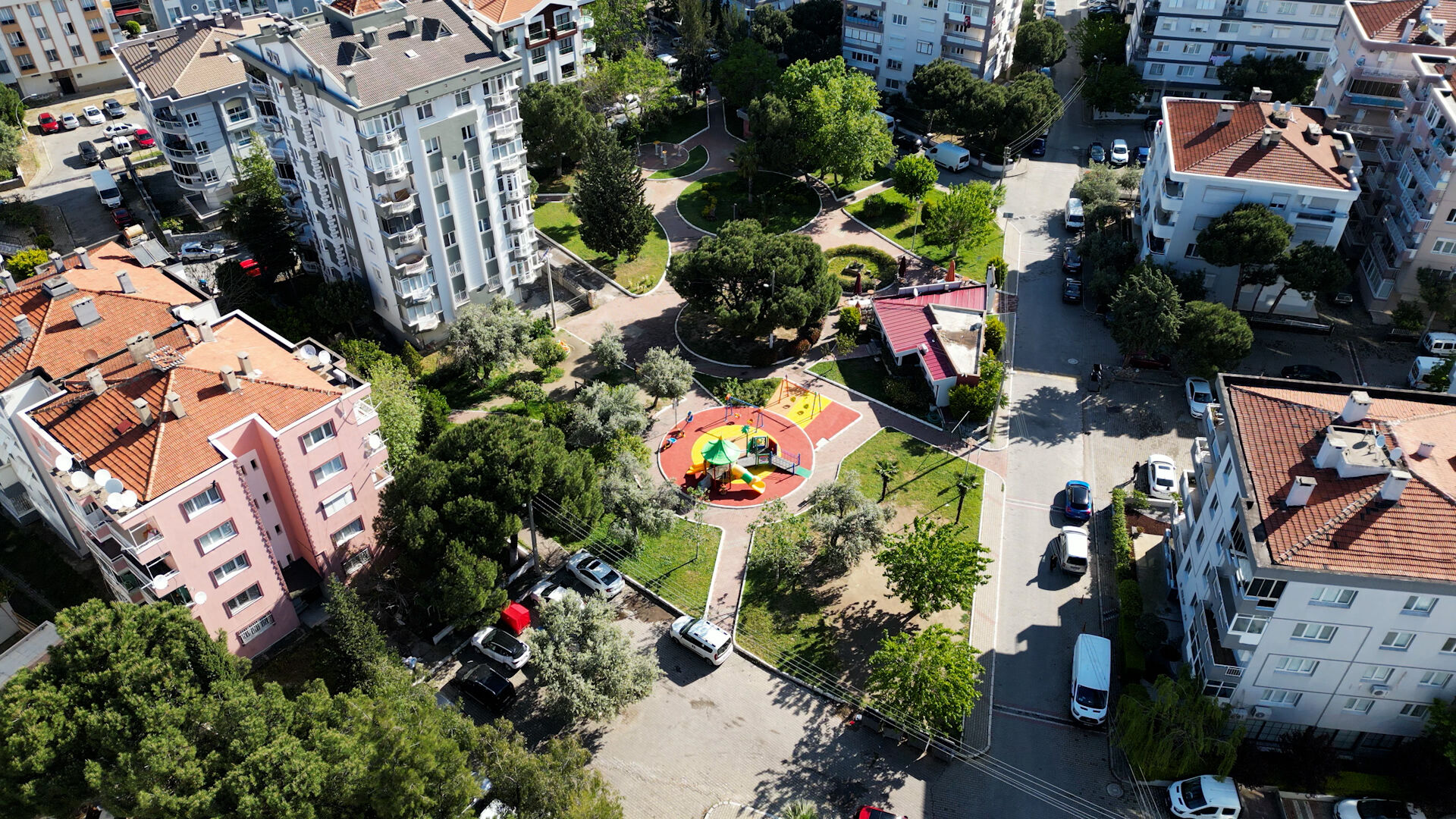 Narlıdere’de Oyun Parkı Zeminleri Kauçukla Yenilendi Çalışması (1)-1