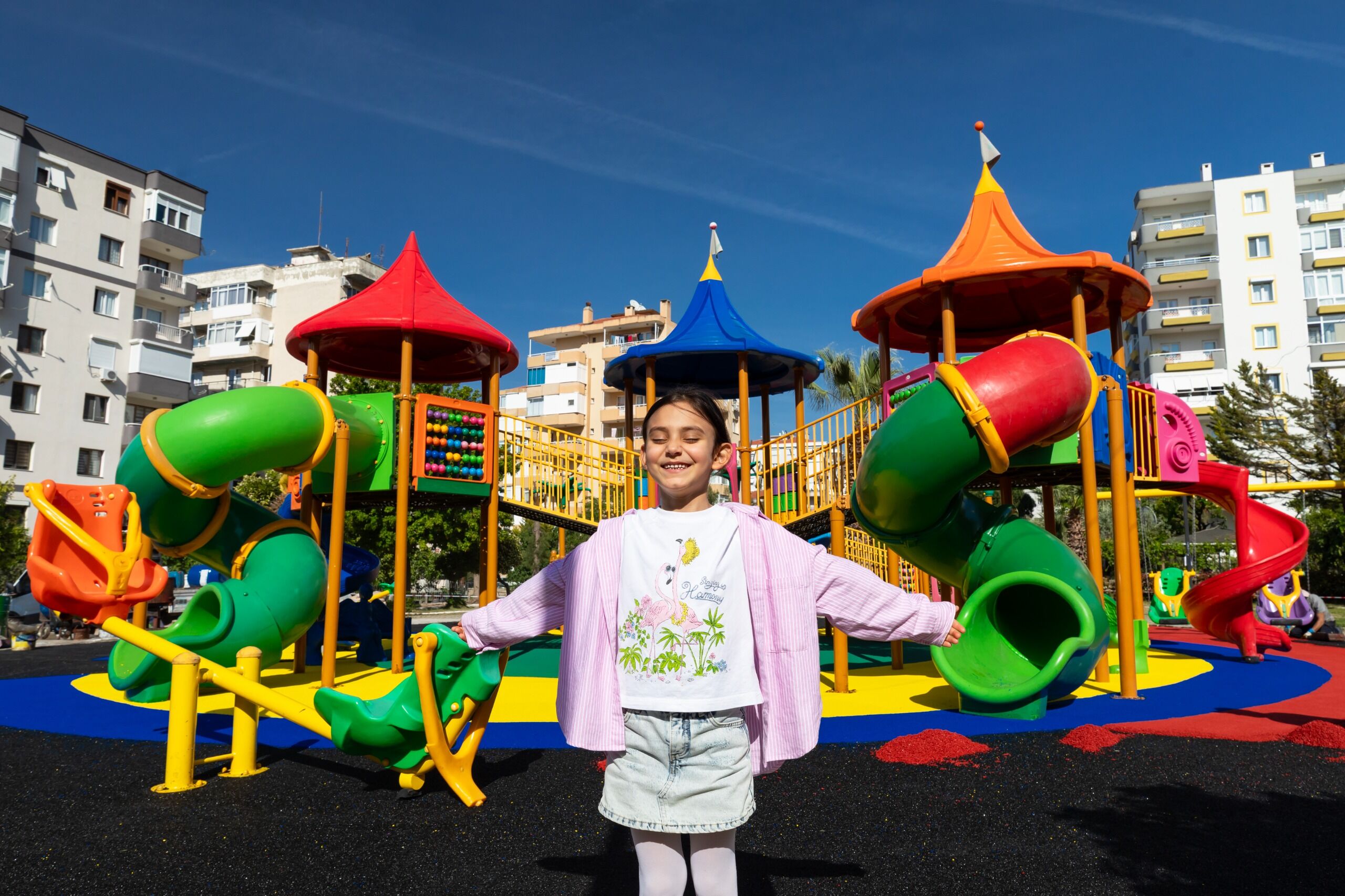 Narlıdere’de Oyun Parkı Zeminleri Kauçukla Yenilendi Çalışması (1)