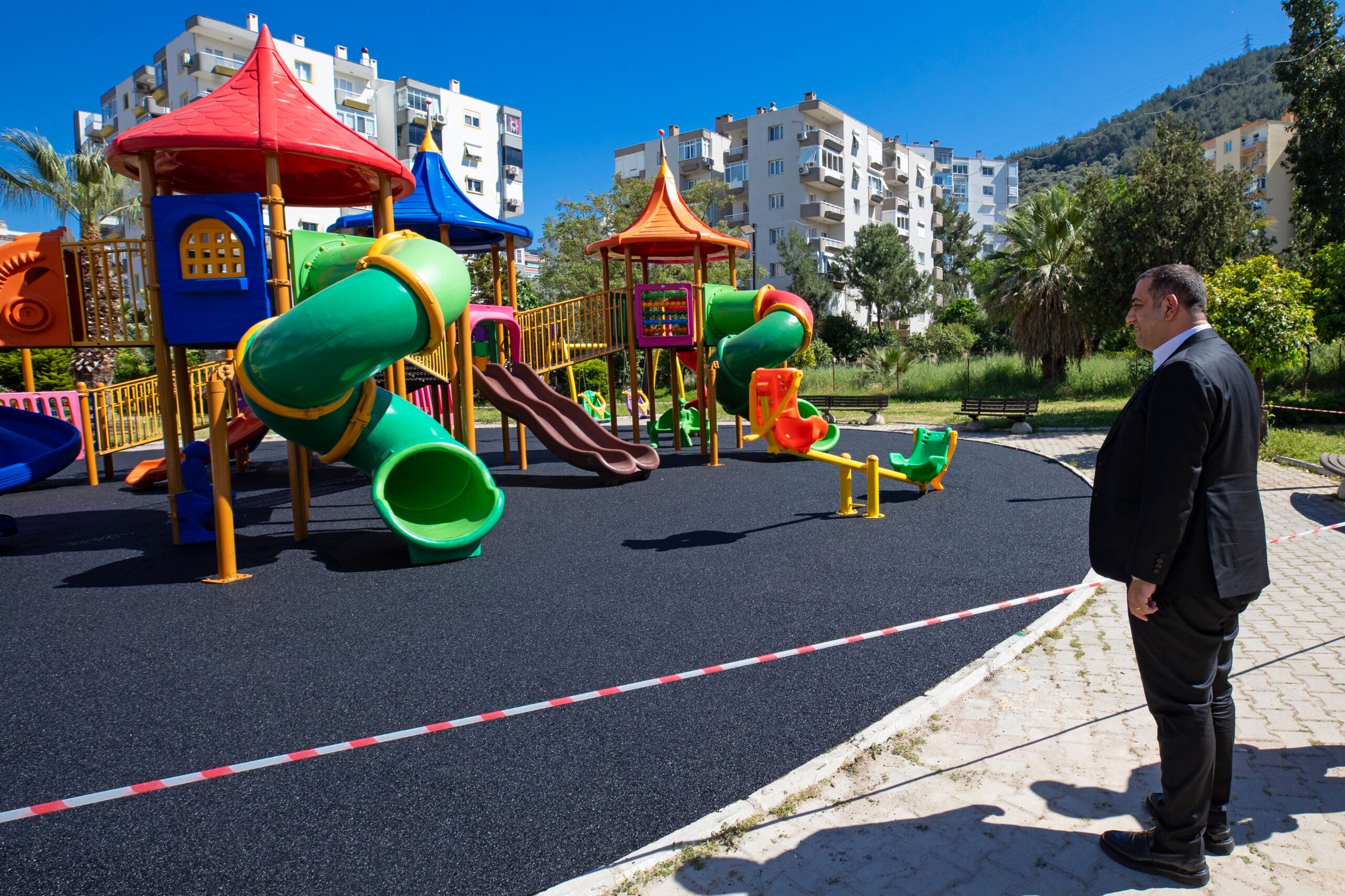 Narlıdere’de Oyun Parkı Zeminleri Kauçukla Yenilendi Çalışması (5)