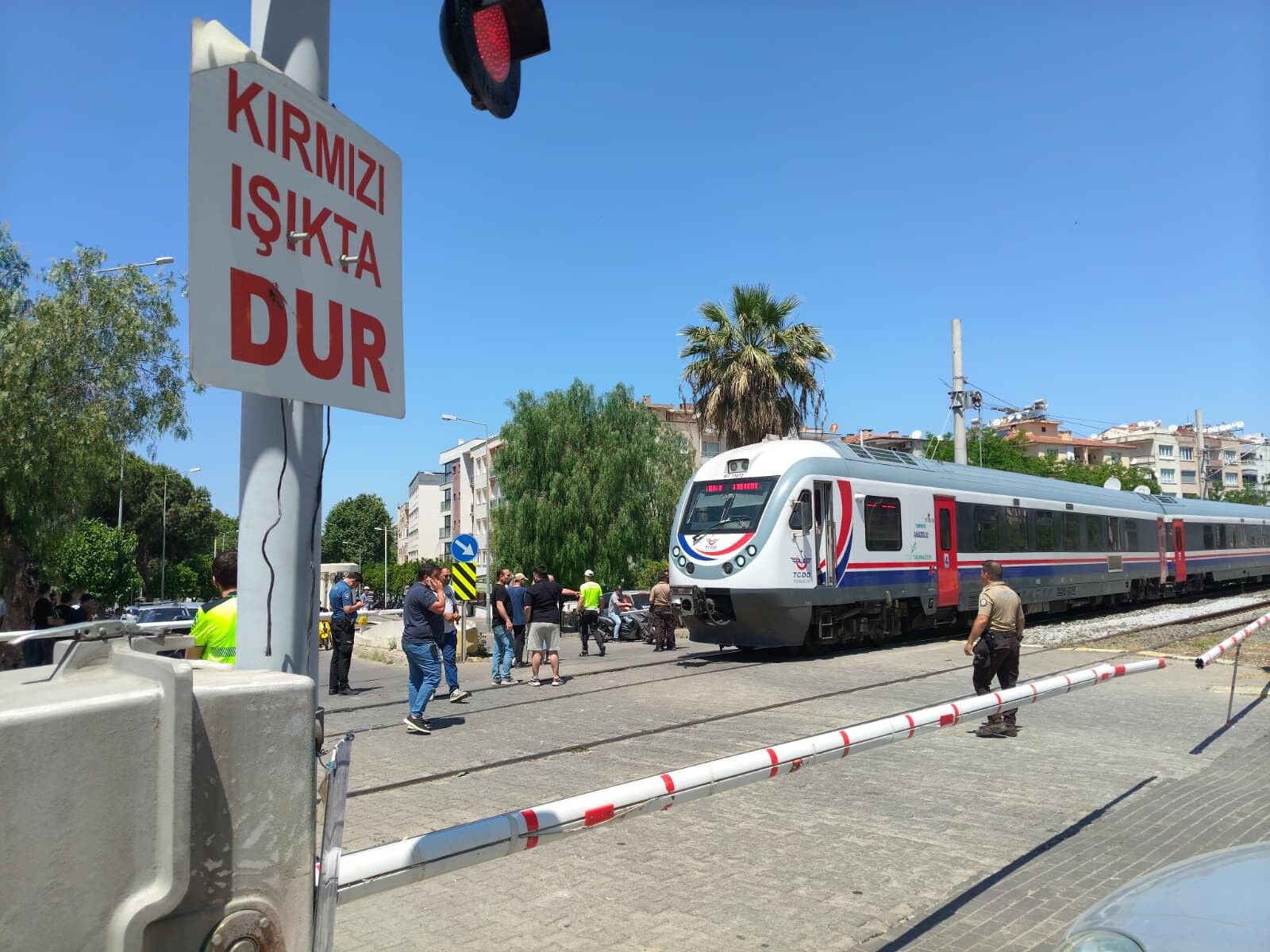 Selçuk’ta Feci Olay! Trenin Çarptığı Yaşlı Adam Ağır Yaralandı (3)