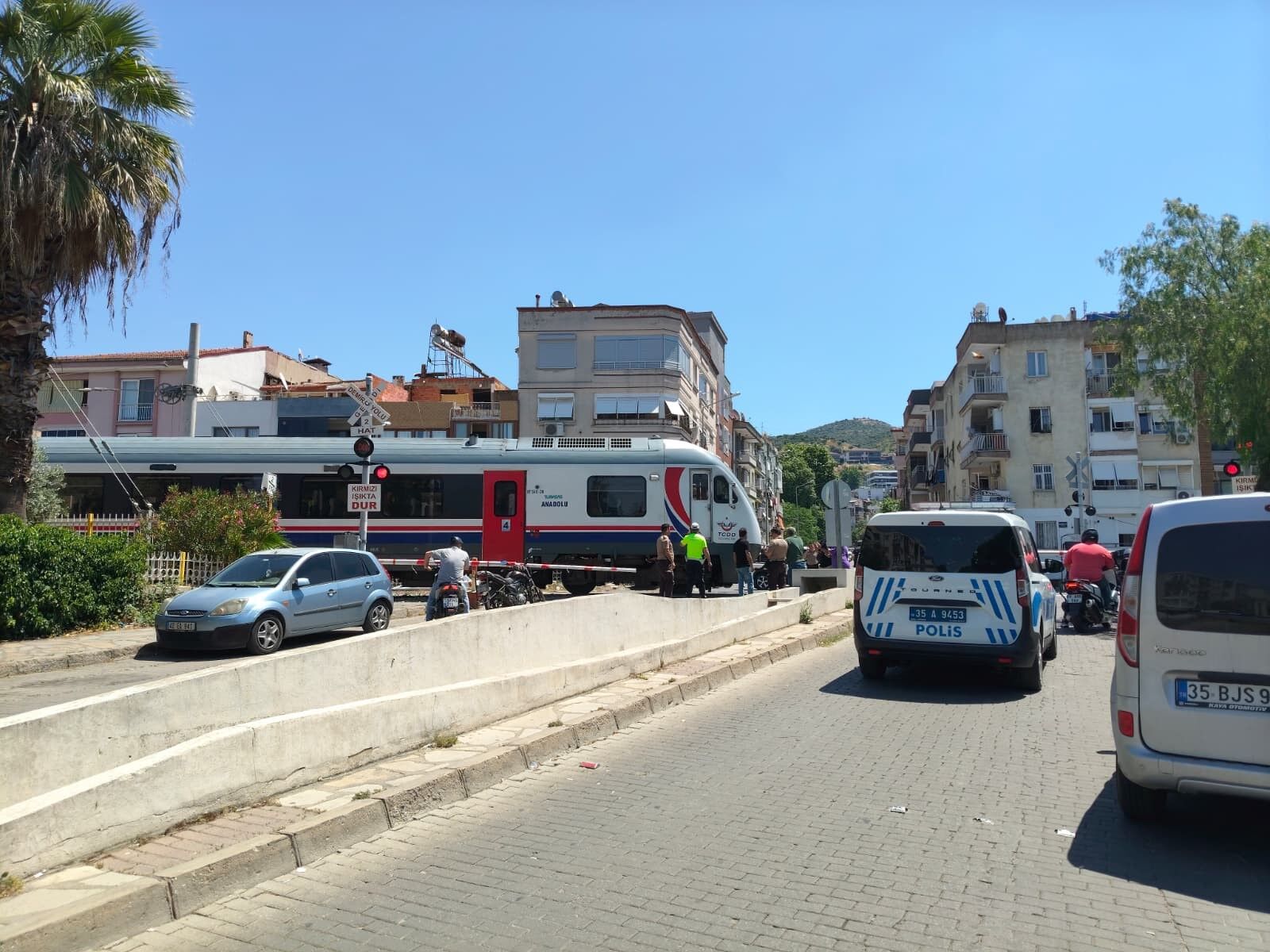 Selçuk’ta Feci Olay! Trenin Çarptığı Yaşlı Adam Ağır Yaralandı (4)