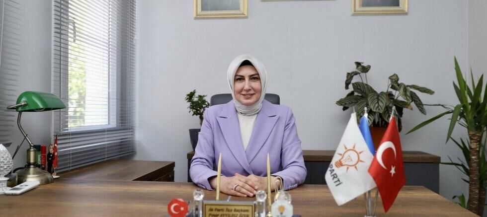 AK Parti Çeşme İlçe Başkanı Pınar Özen, Çeşme Belediyesi’nin sosyal medya içerik hizmeti alımına ilişkin basında yer alan iddiaları gündeme taşıyarak Belediye Başkanı Lâl Denizli’ye bir dizi soru yöneltti.