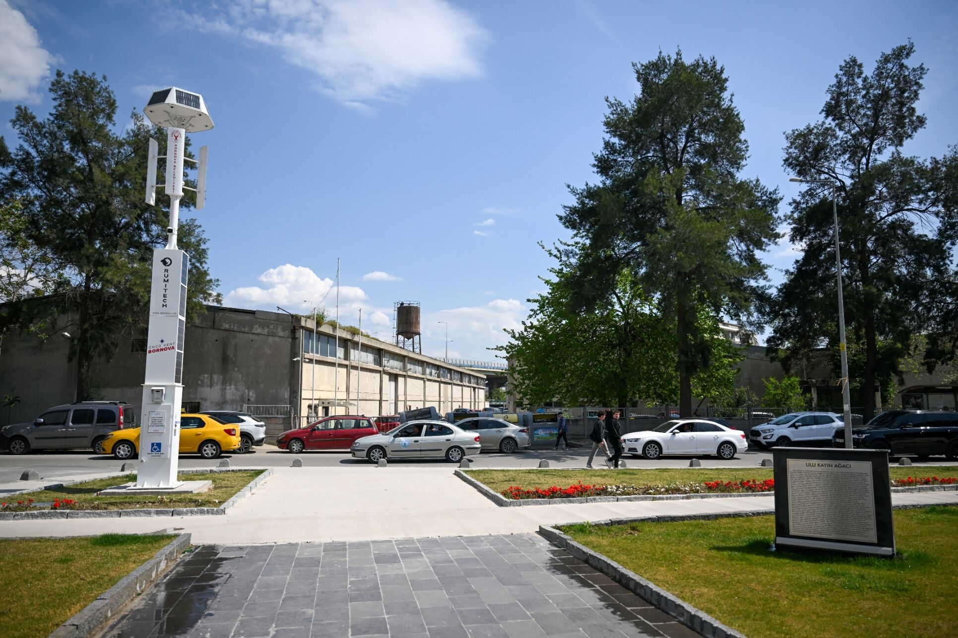 Bornova Belediyesi, parklarda hayata geçirdiği yeni uygulamayla aydınlatma ve güvenlik sistemlerini tamamen yenilenebilir enerji kaynaklarına taşıdı.